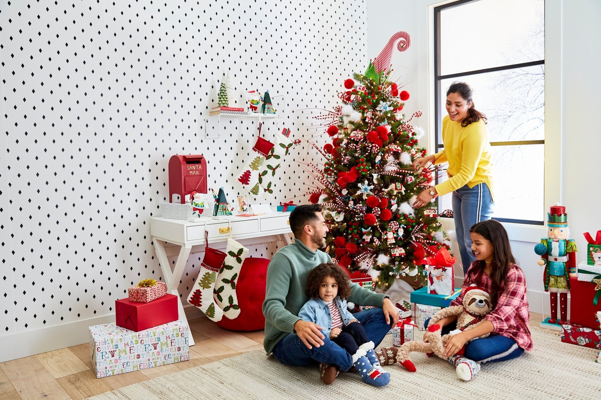 HOW TO DECORATE YOUR CHRISTMAS TREE - Pier 1