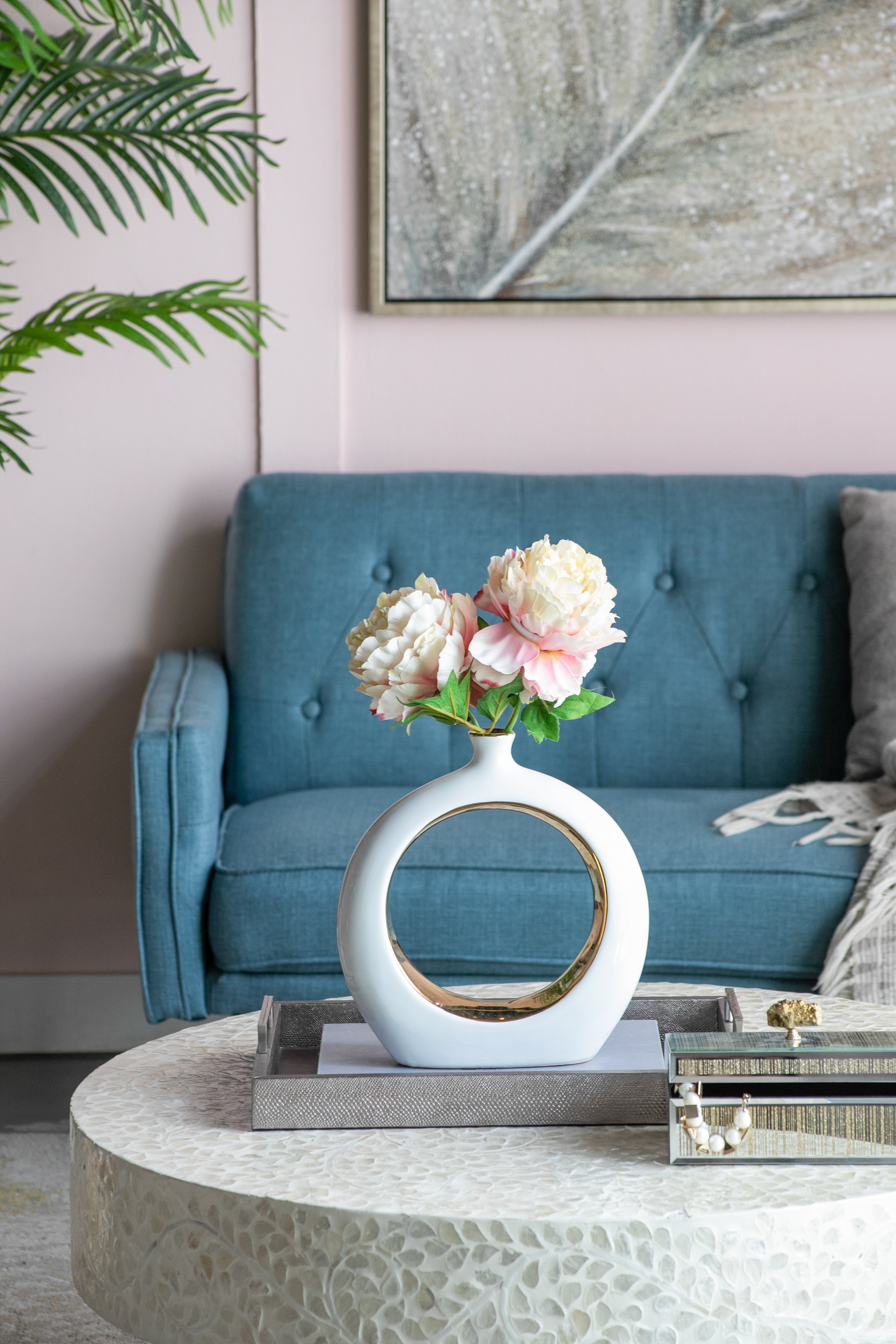 White and Hold Hollow Center Round Vase