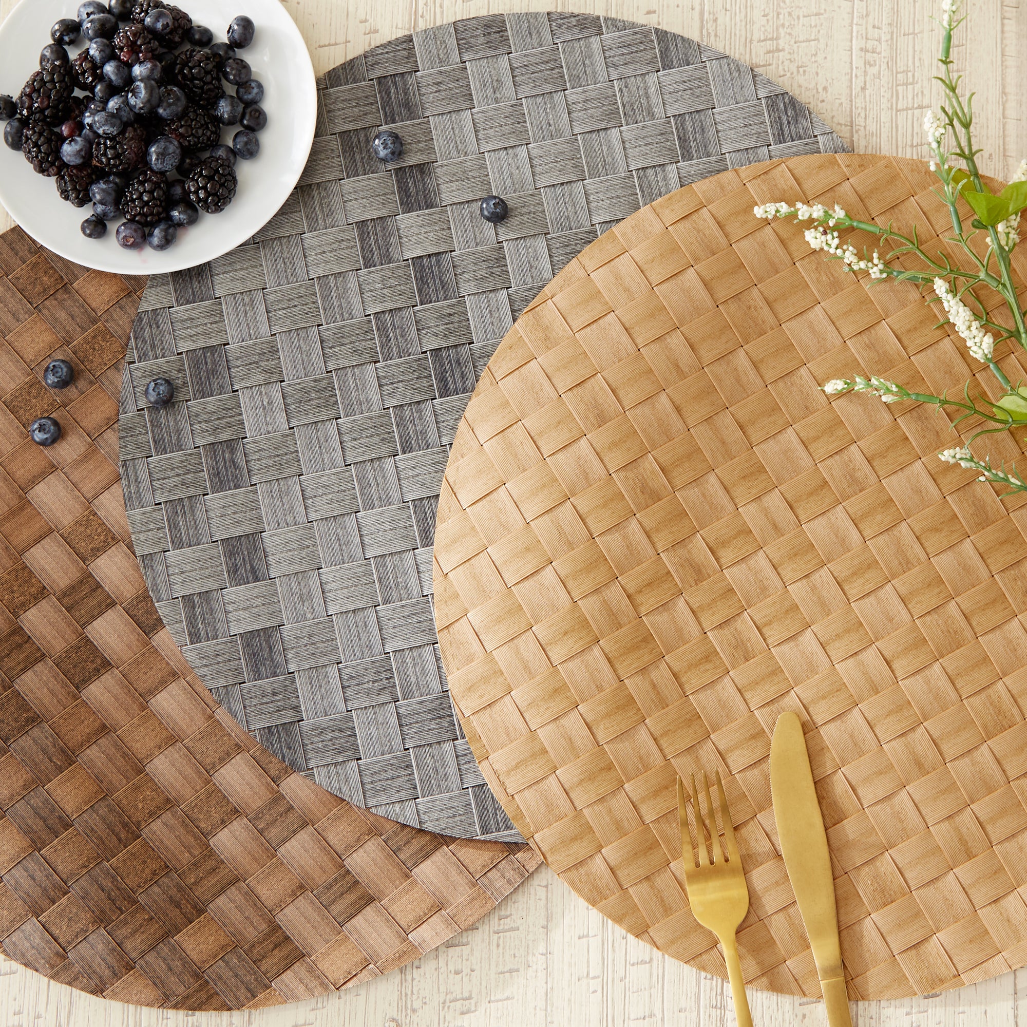 DII Basketweave Round Woven Polyethylene Placemat 4-Piece Set
