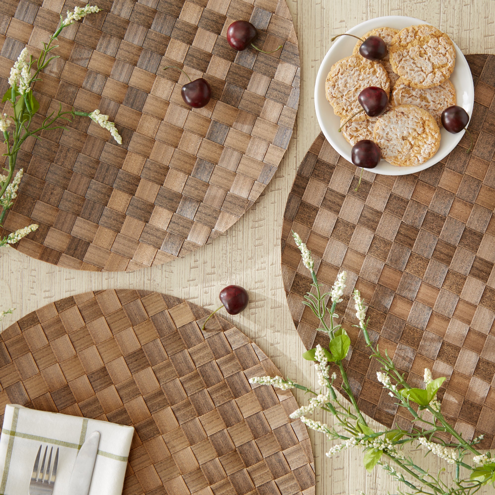 DII Basketweave Round Woven Polyethylene Placemat 4-Piece Set
