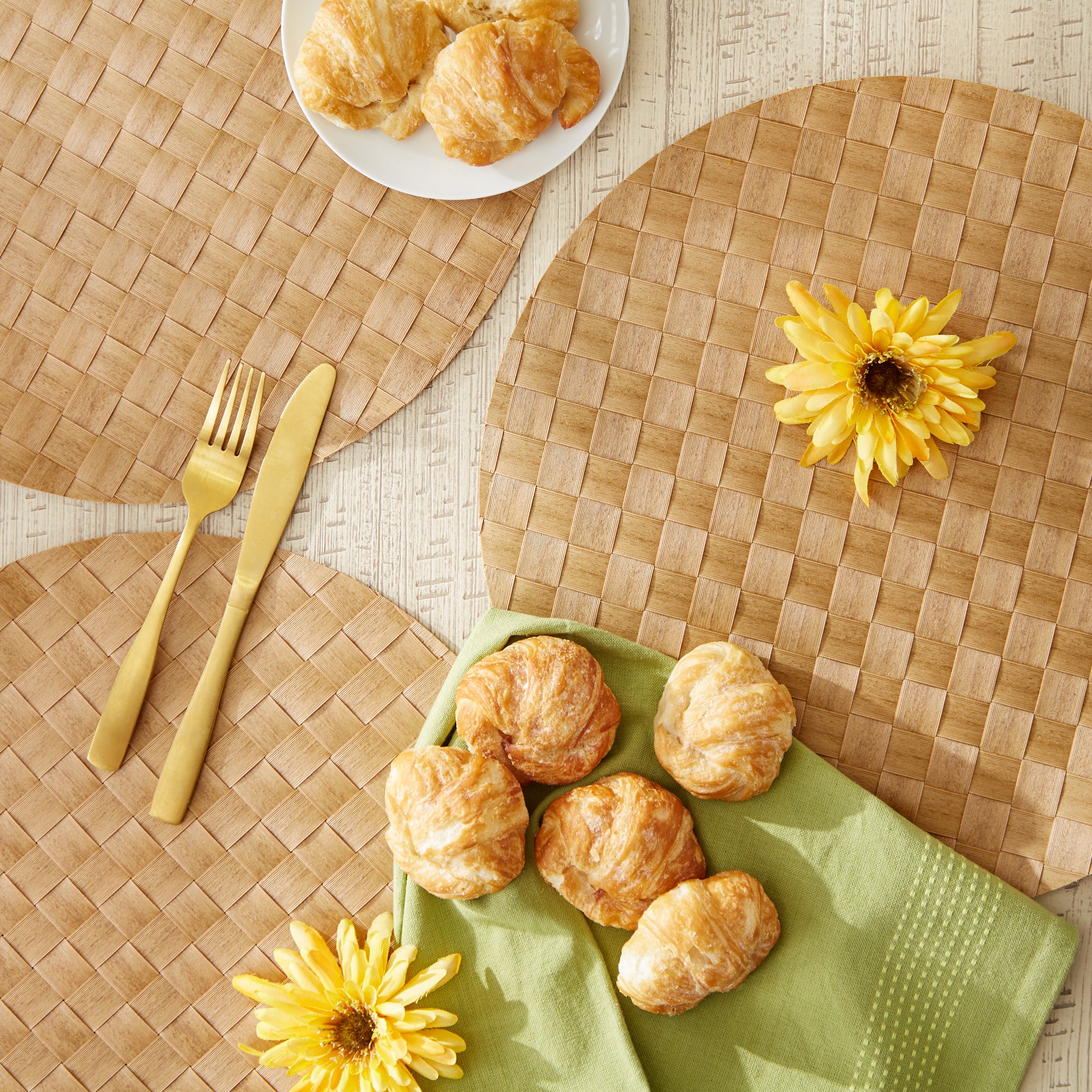 DII Basketweave Round Woven Polyethylene Placemat 4-Piece Set