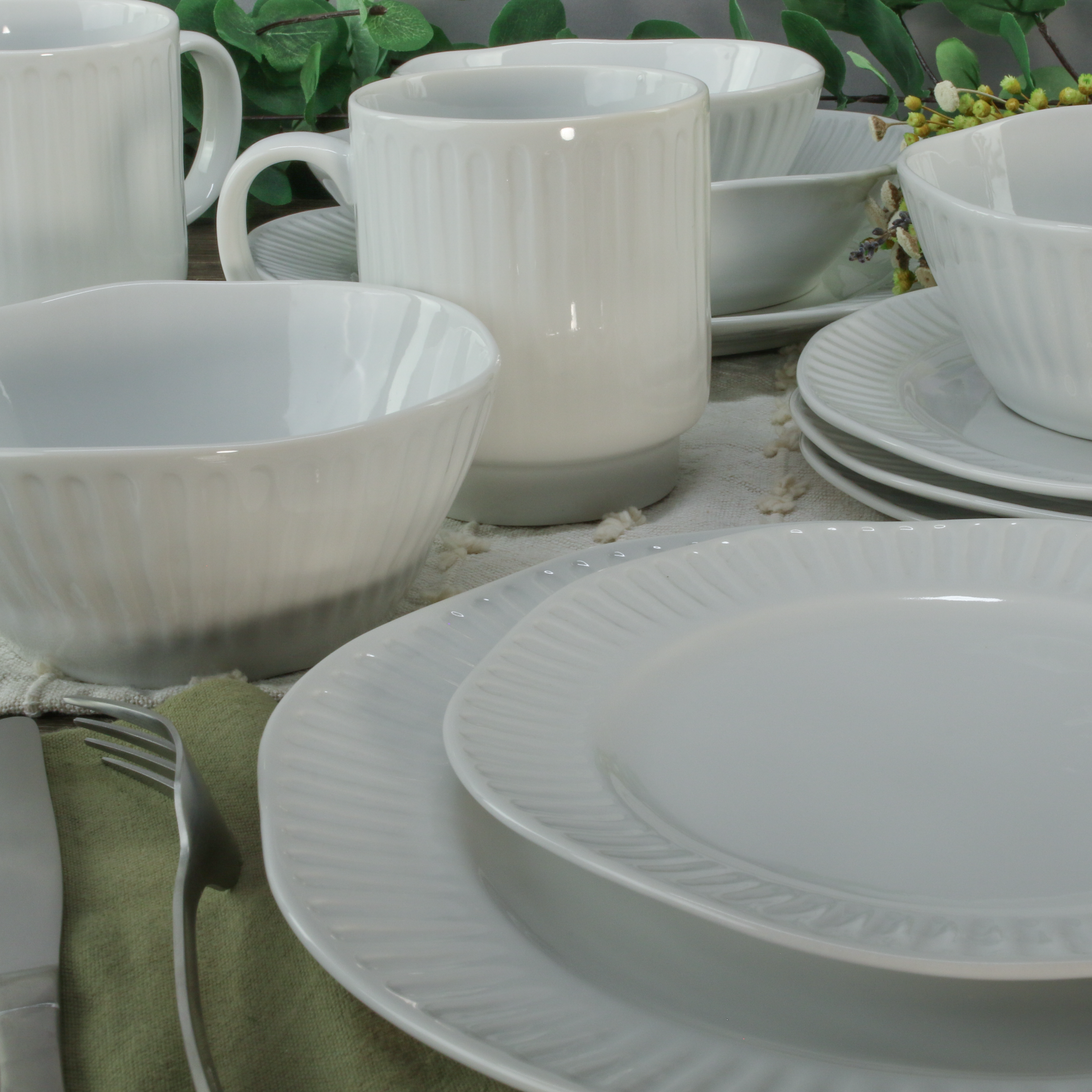16-Piece Dinnerware Set with Mugs
