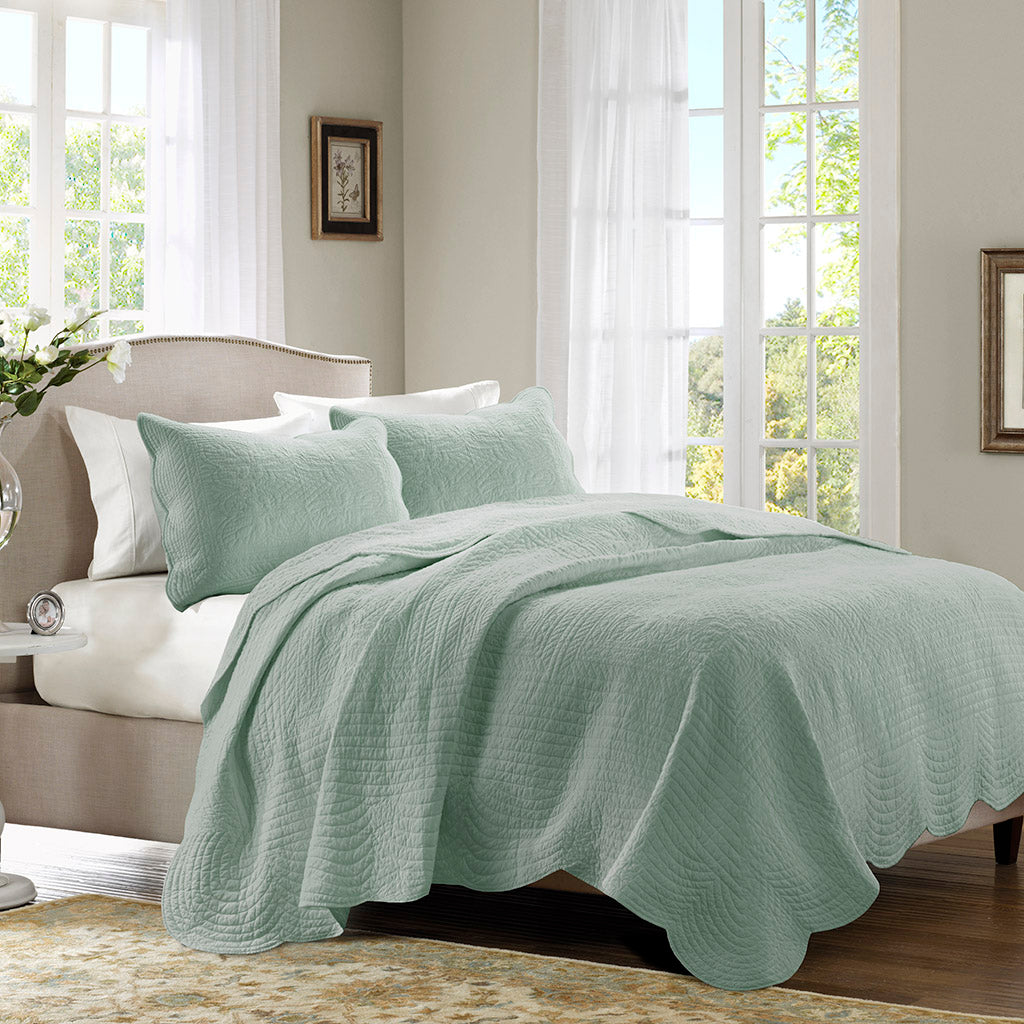 3 Piece Reversible Scalloped Edge Quilt Set