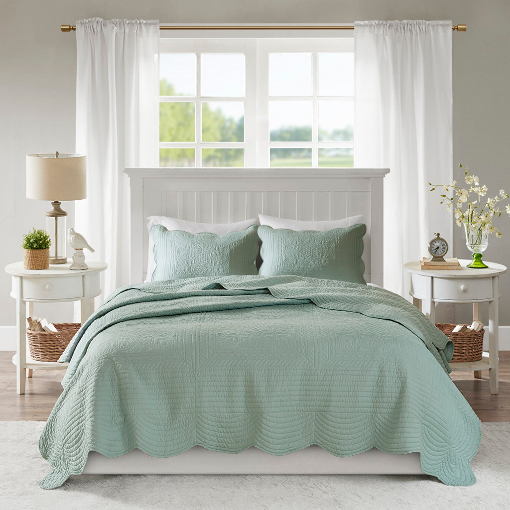 3 Piece Reversible Scalloped Edge Quilt Set