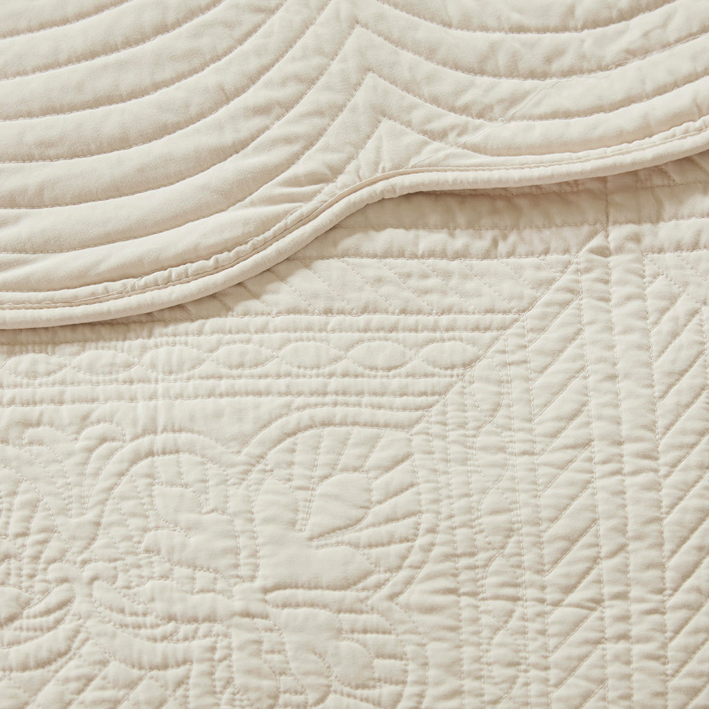 3 Piece Reversible Scalloped Edge Quilt Set