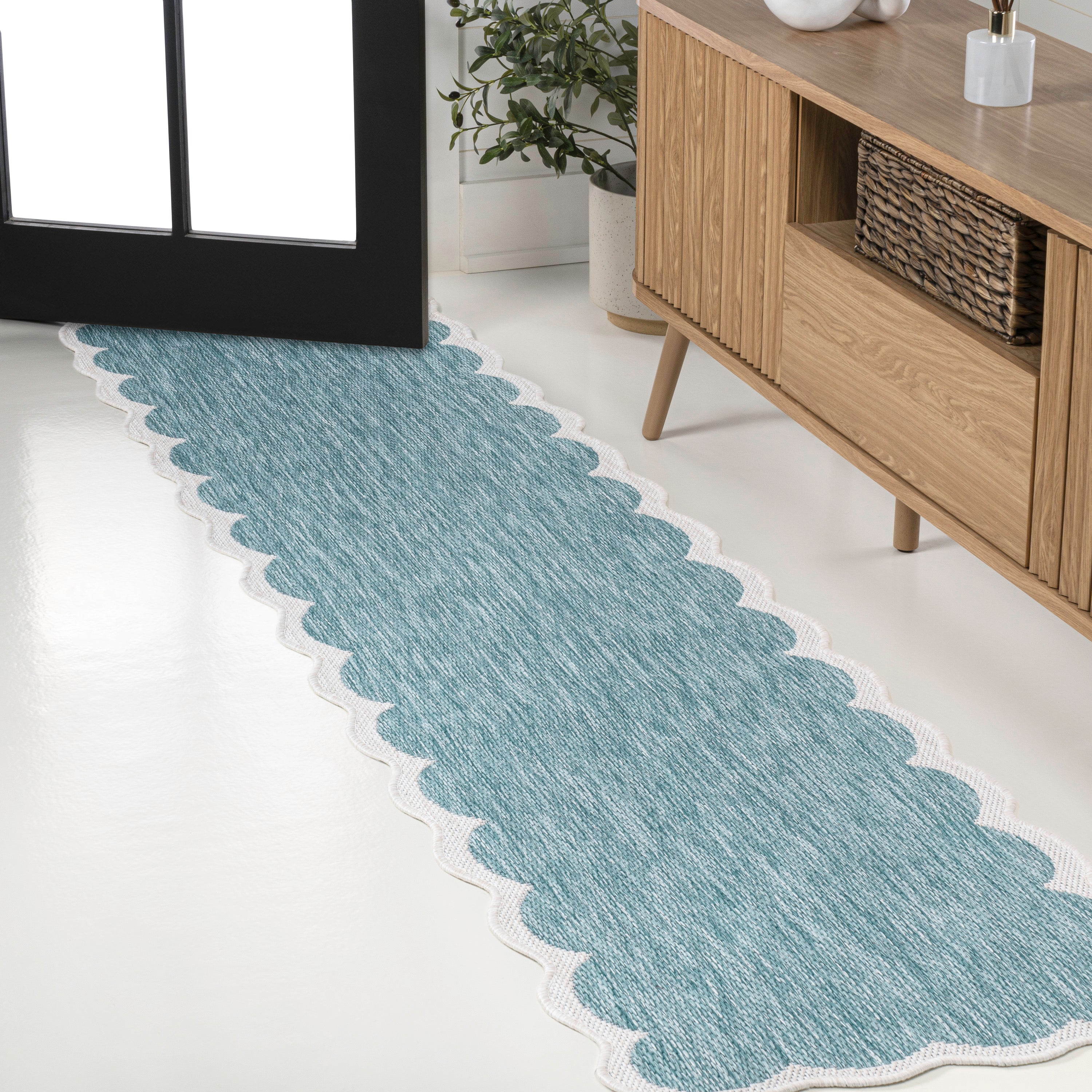 Alice Classic Cottage Two-Tone Scalloped Indoor/Outdoor Shaped Area Rug