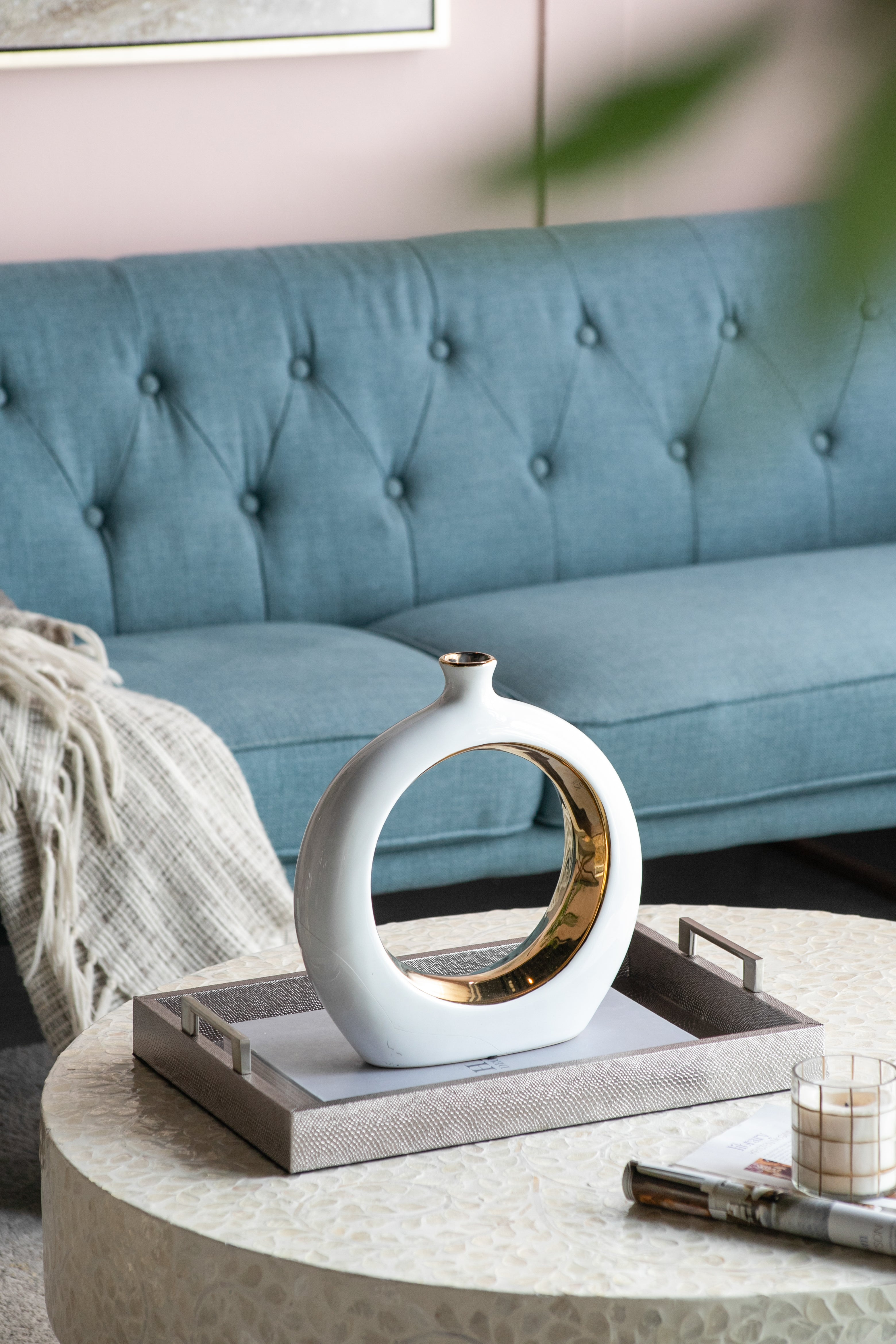 White and Hold Hollow Center Round Vase