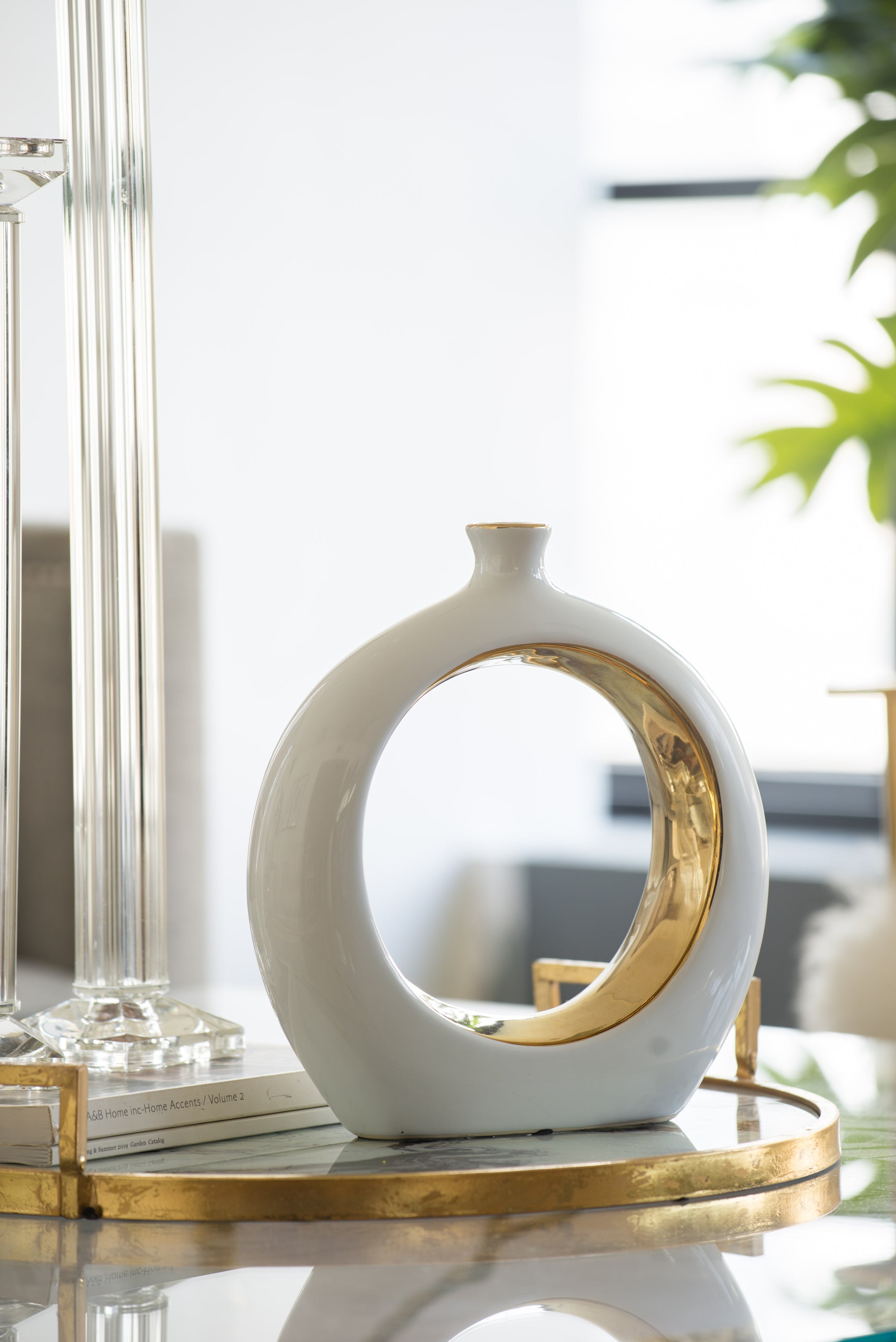 White and Hold Hollow Center Round Vase