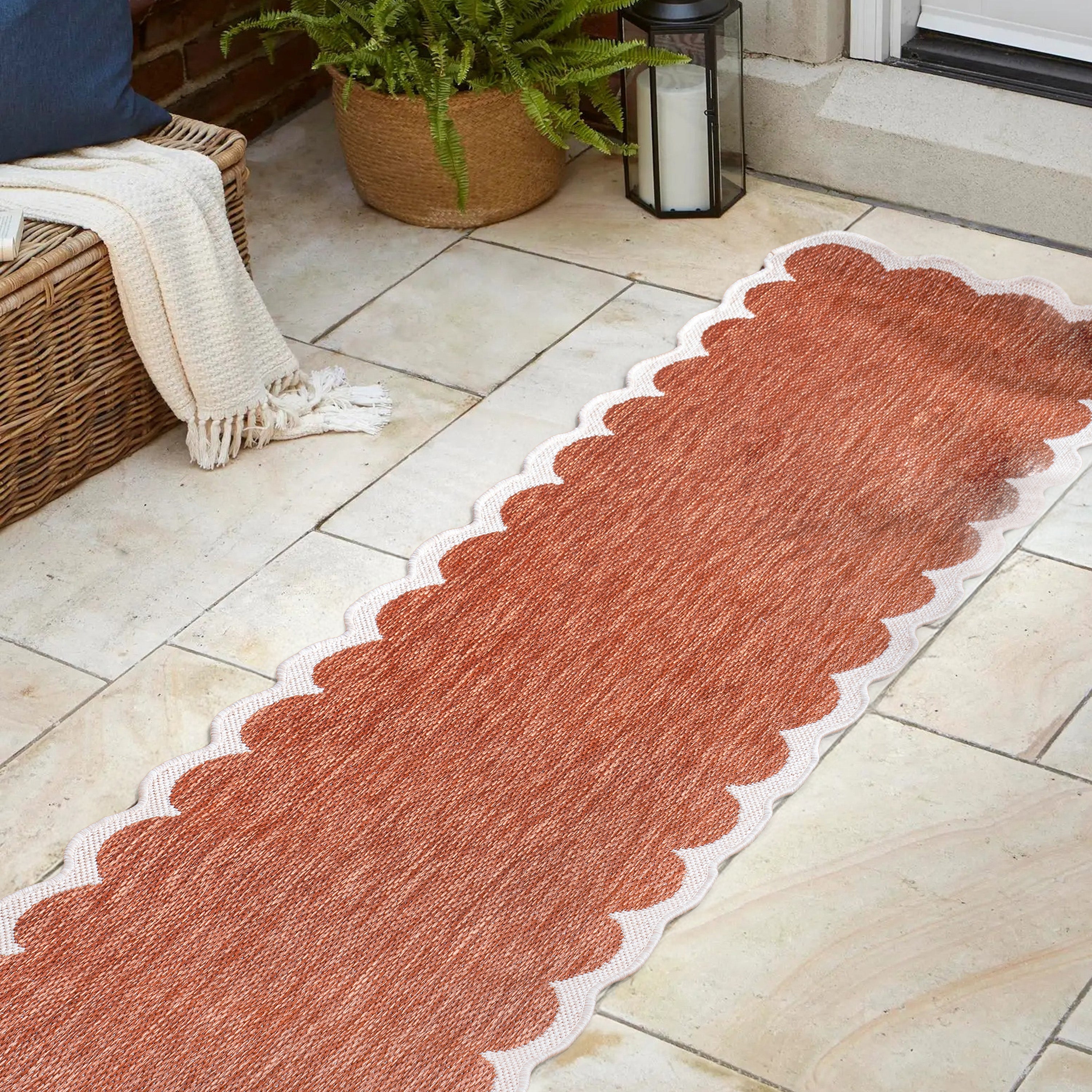 Alice Classic Cottage Two-Tone Scalloped Indoor/Outdoor Shaped Area Rug