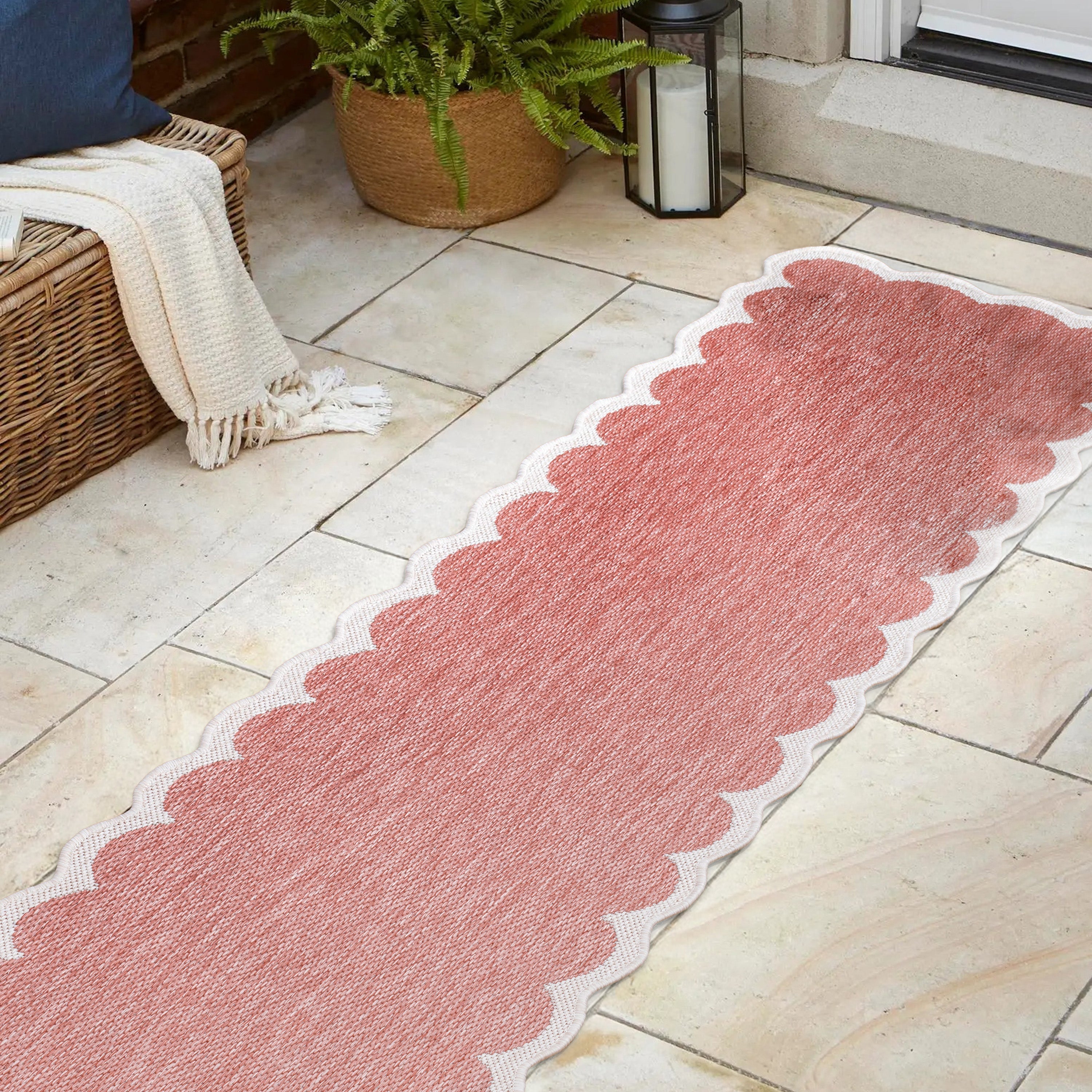 Alice Classic Cottage Two-Tone Scalloped Indoor/Outdoor Shaped Area Rug