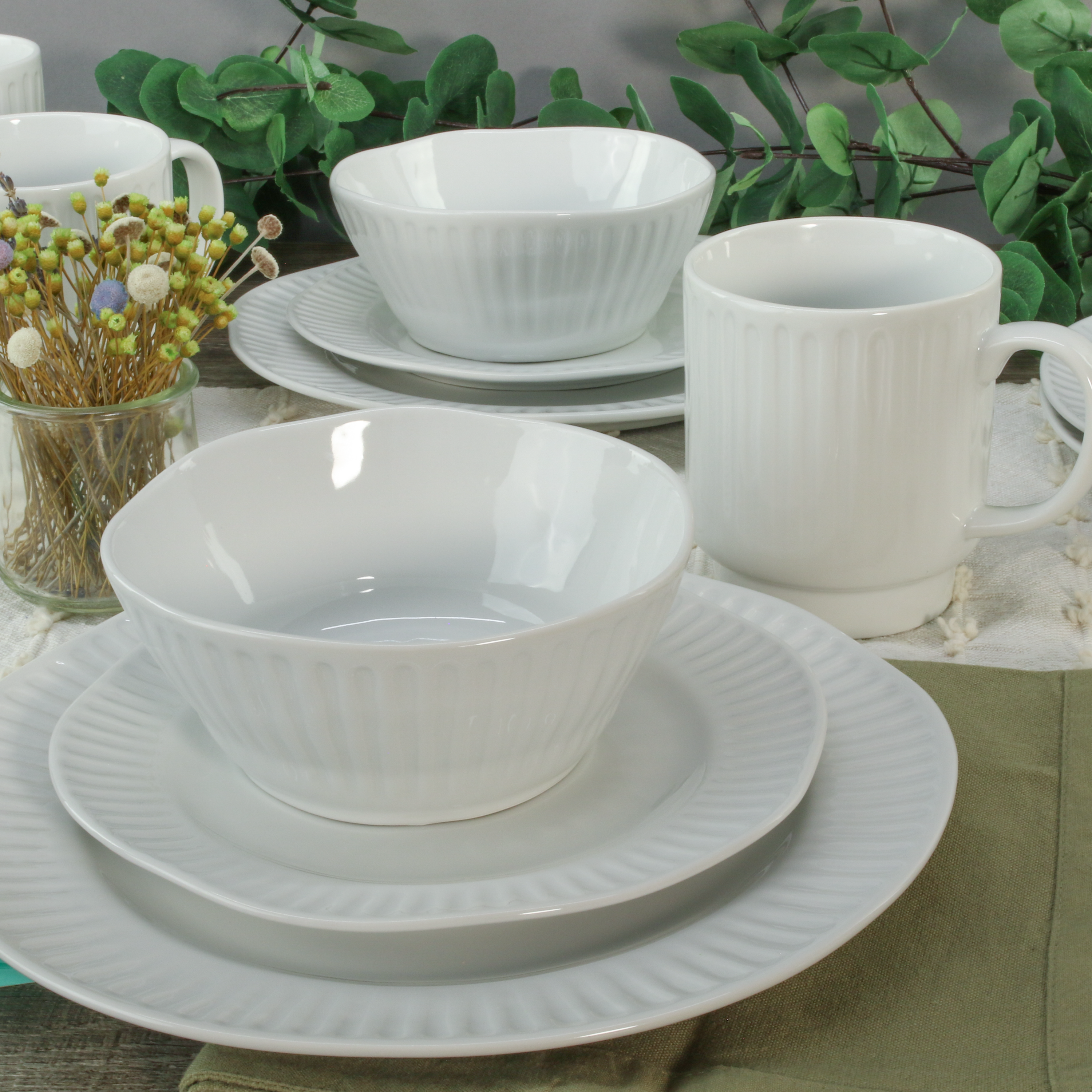 16-Piece Dinnerware Set with Mugs