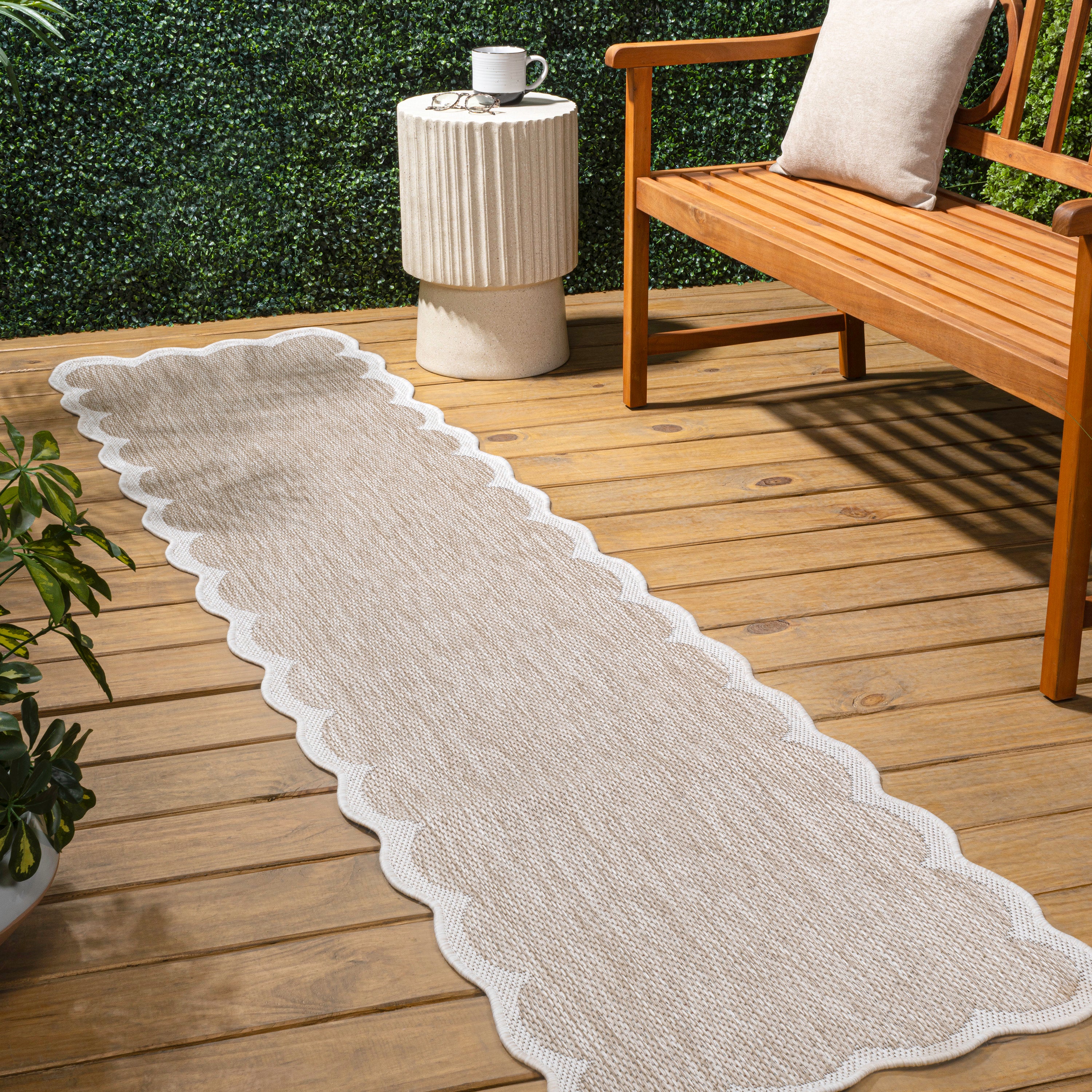 Alice Classic Cottage Two-Tone Scalloped Indoor/Outdoor Shaped Area Rug