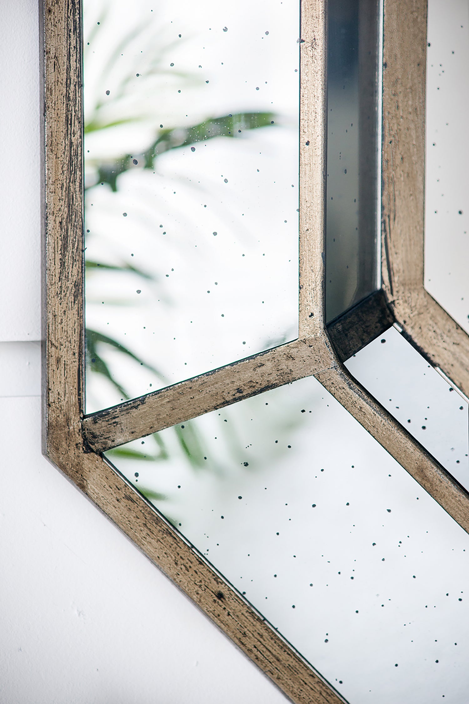 Octagon Accent Mirror with Practical Edge Design