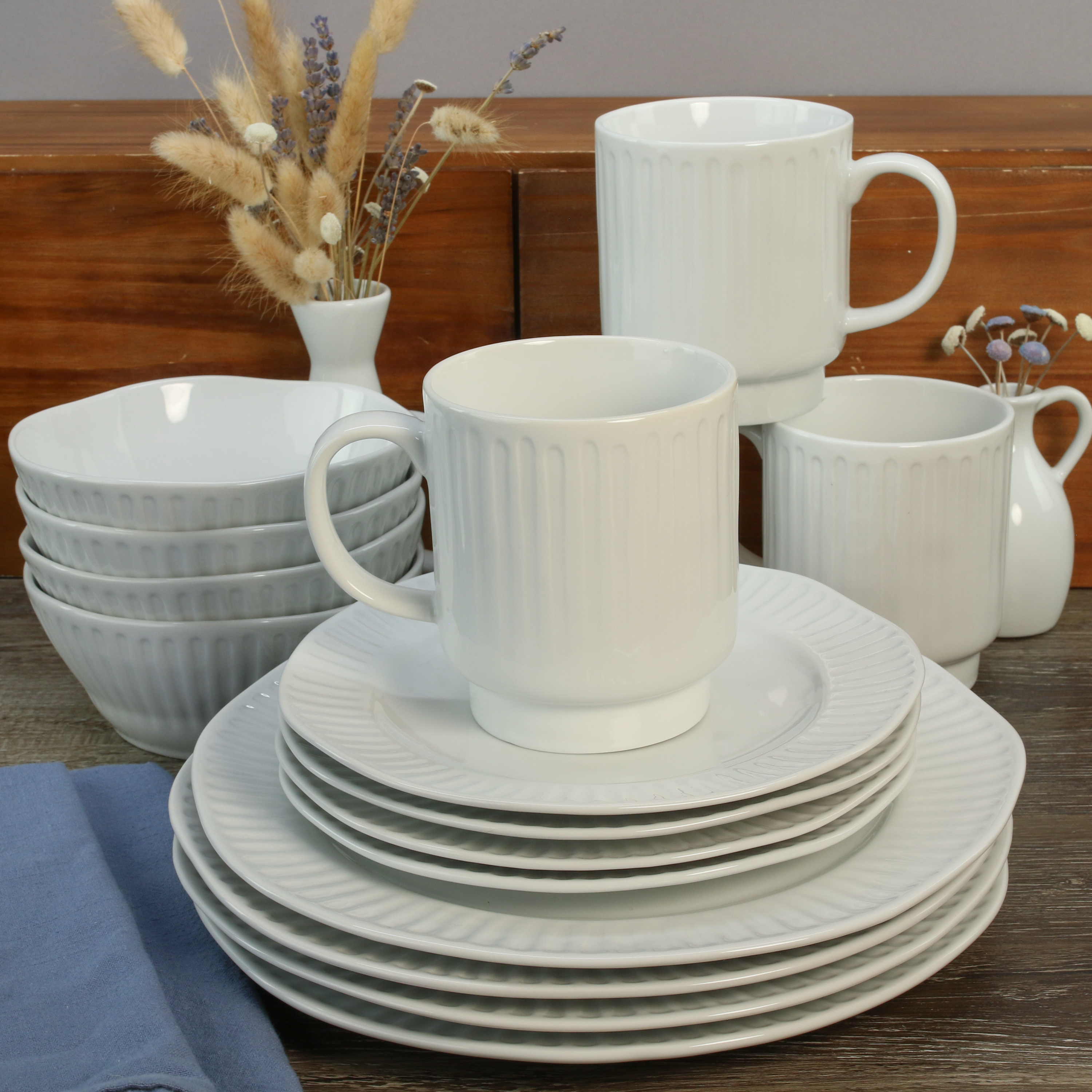 16-Piece Dinnerware Set with Mugs