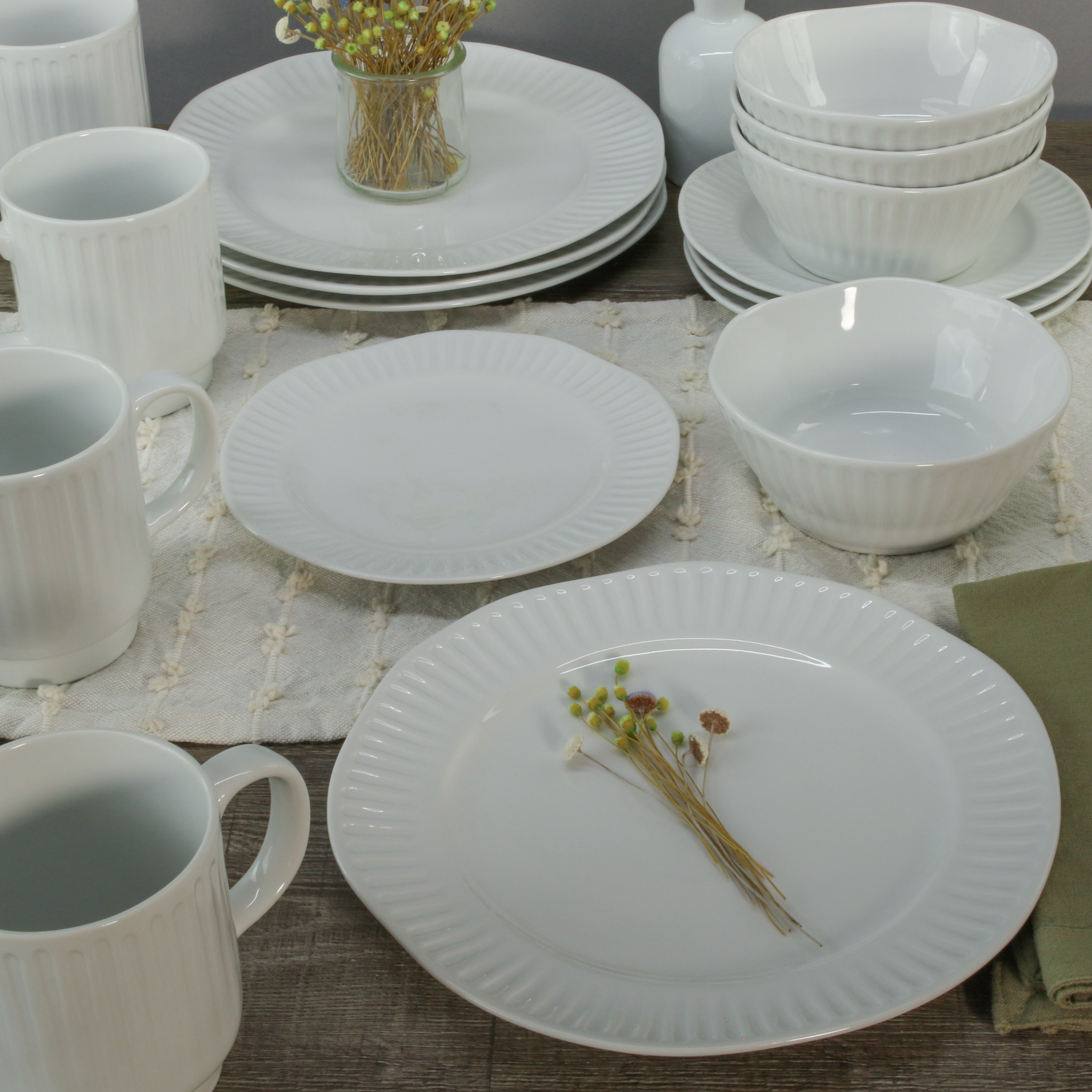 16-Piece Dinnerware Set with Mugs