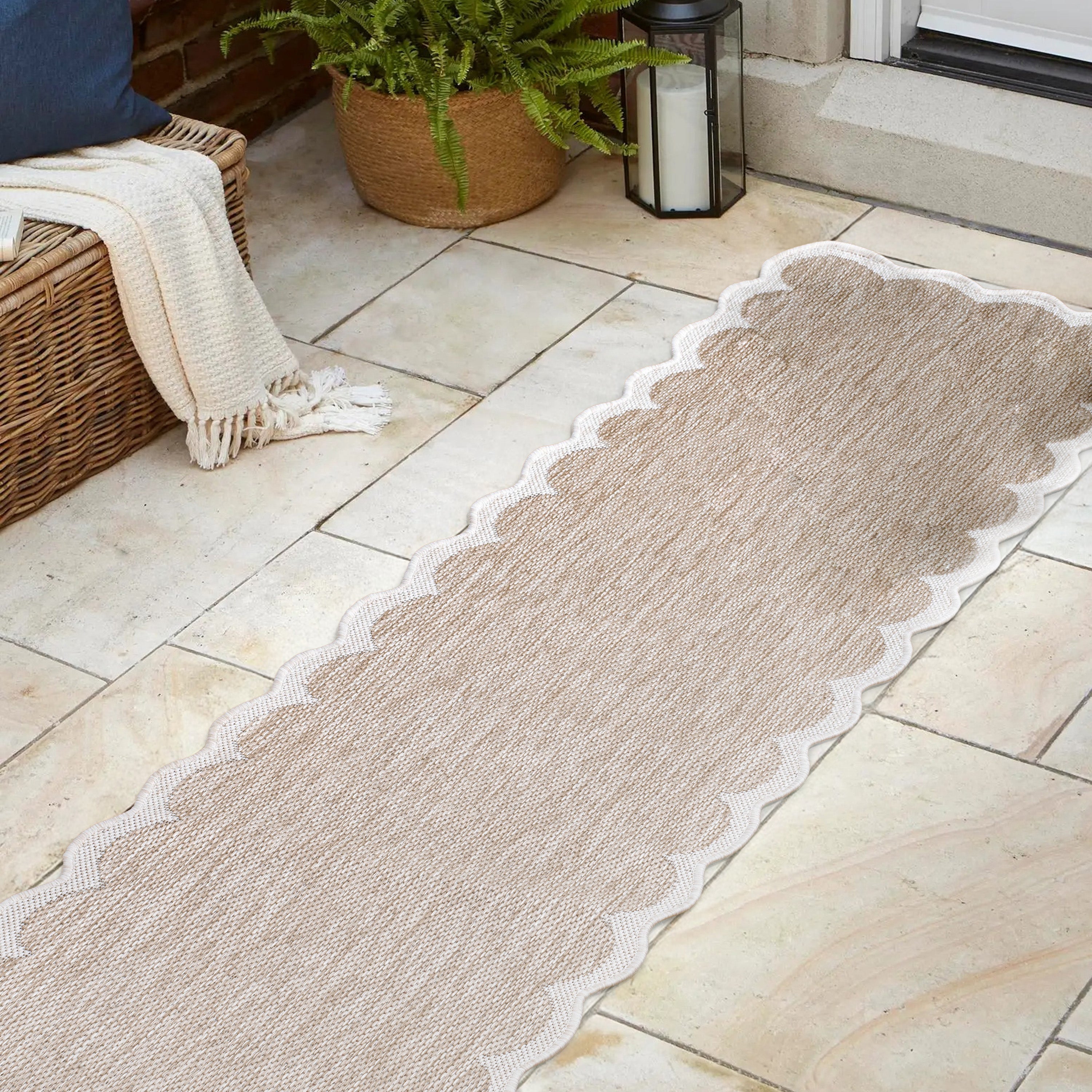Alice Classic Cottage Two-Tone Scalloped Indoor/Outdoor Shaped Area Rug