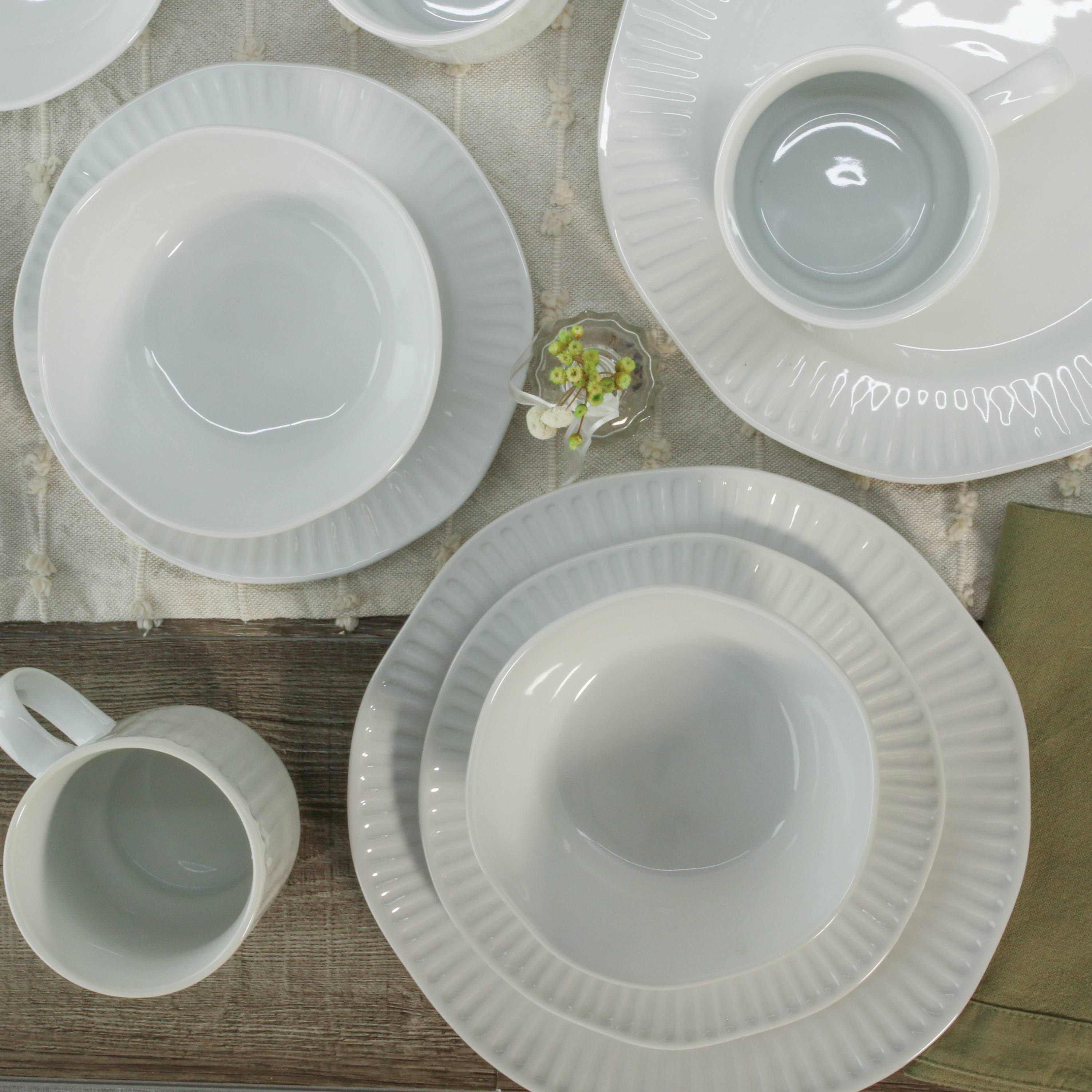 16-Piece Dinnerware Set with Mugs