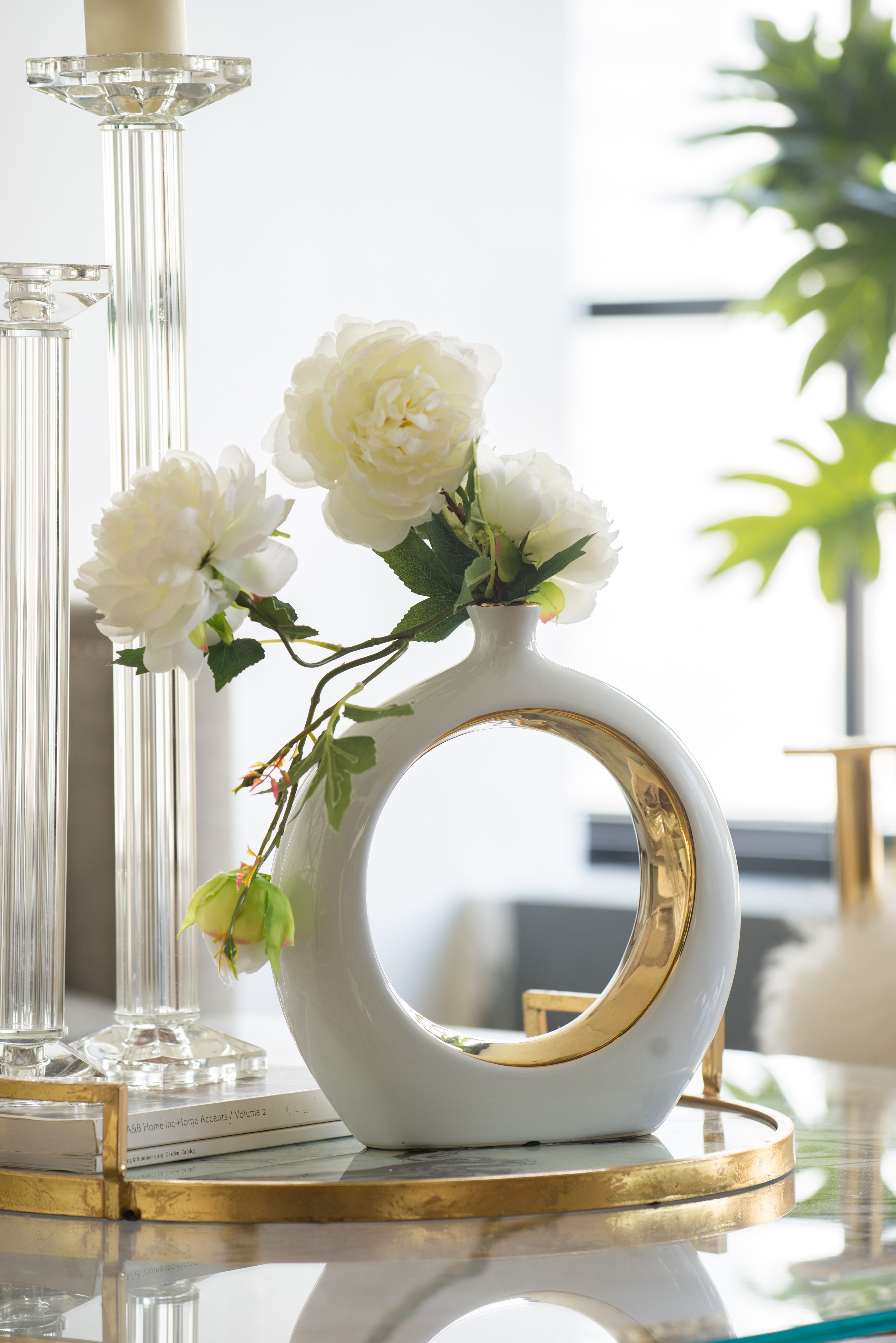 White and Hold Hollow Center Round Vase