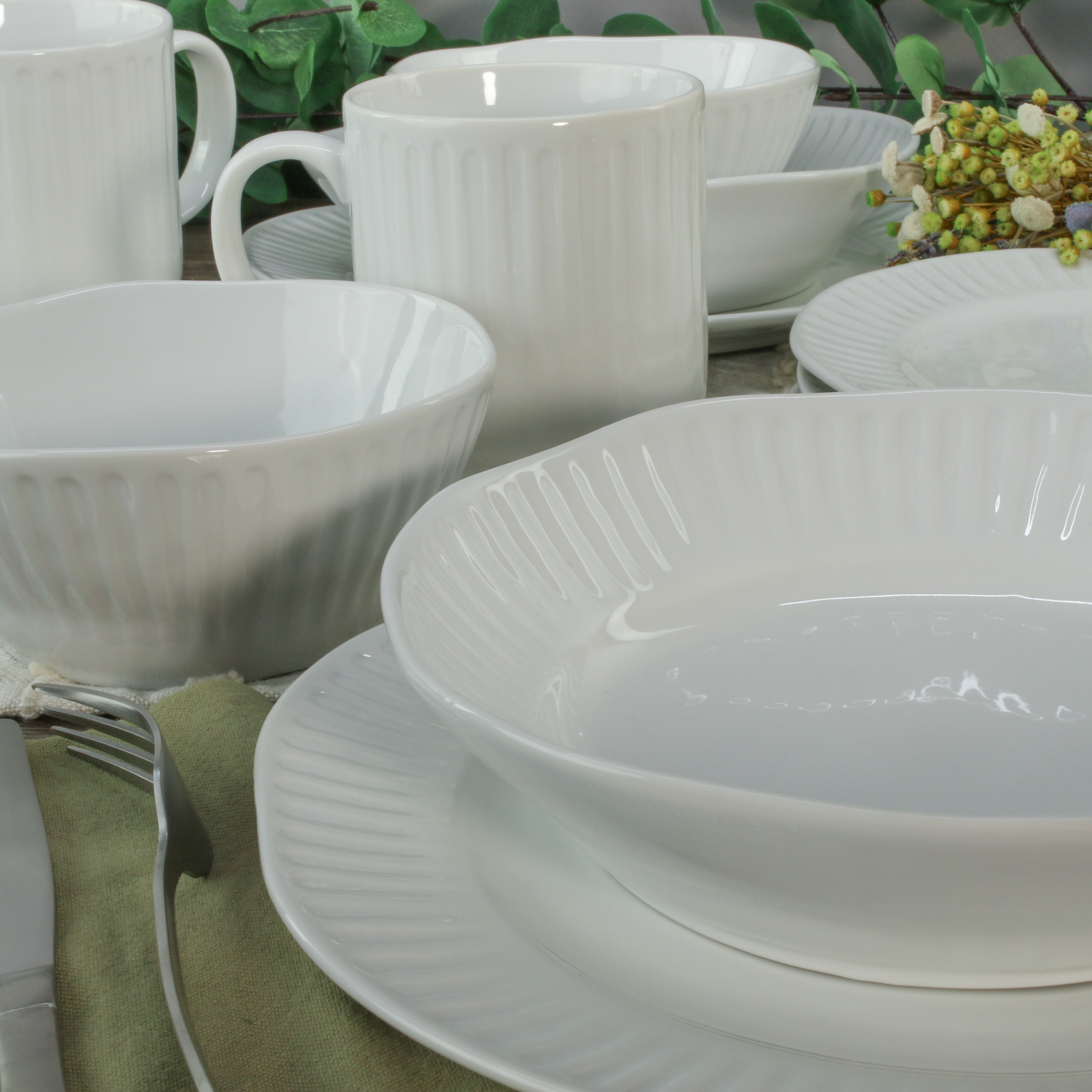 20-Piece Dinnerware Set with Mugs