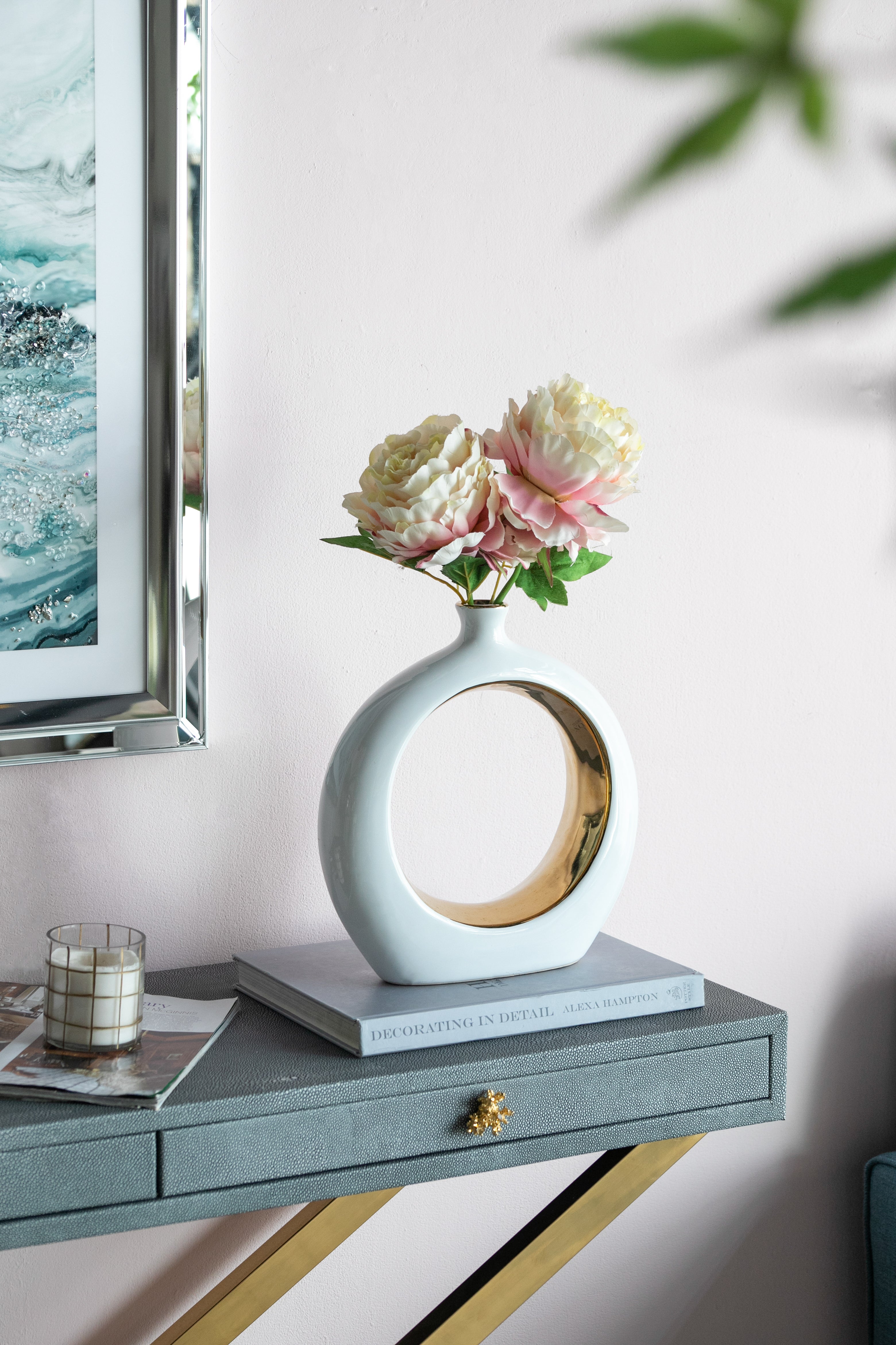 White and Hold Hollow Center Round Vase
