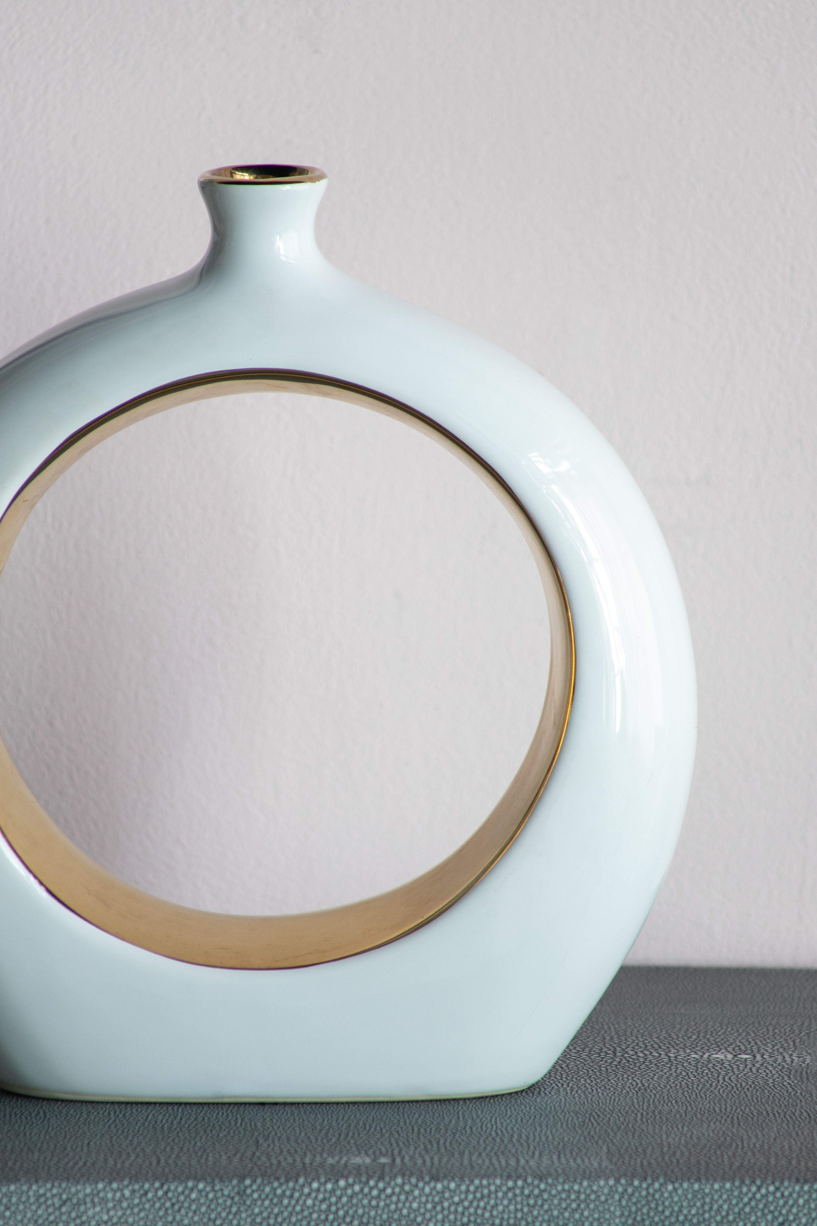 White and Hold Hollow Center Round Vase