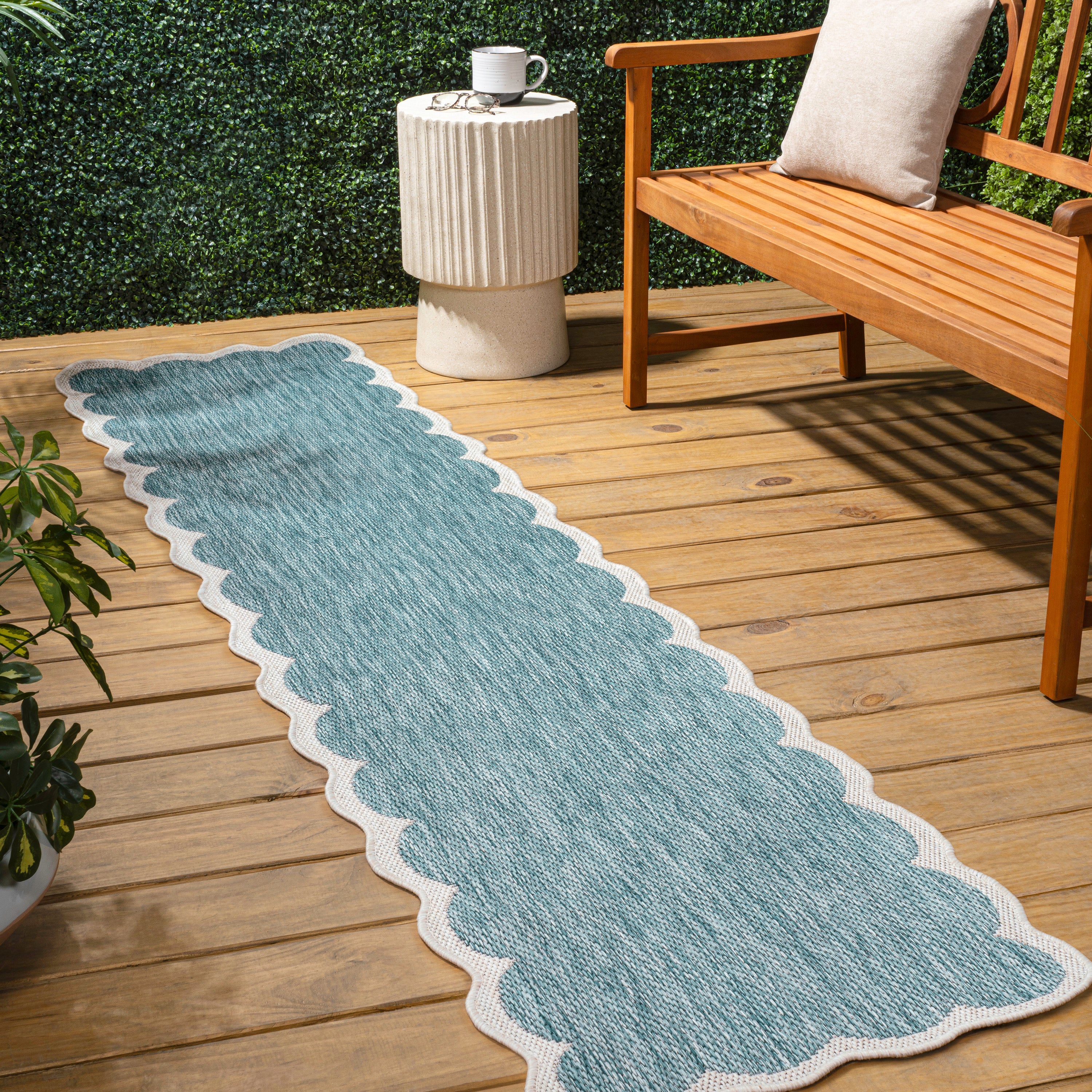 Alice Classic Cottage Two-Tone Scalloped Indoor/Outdoor Shaped Area Rug