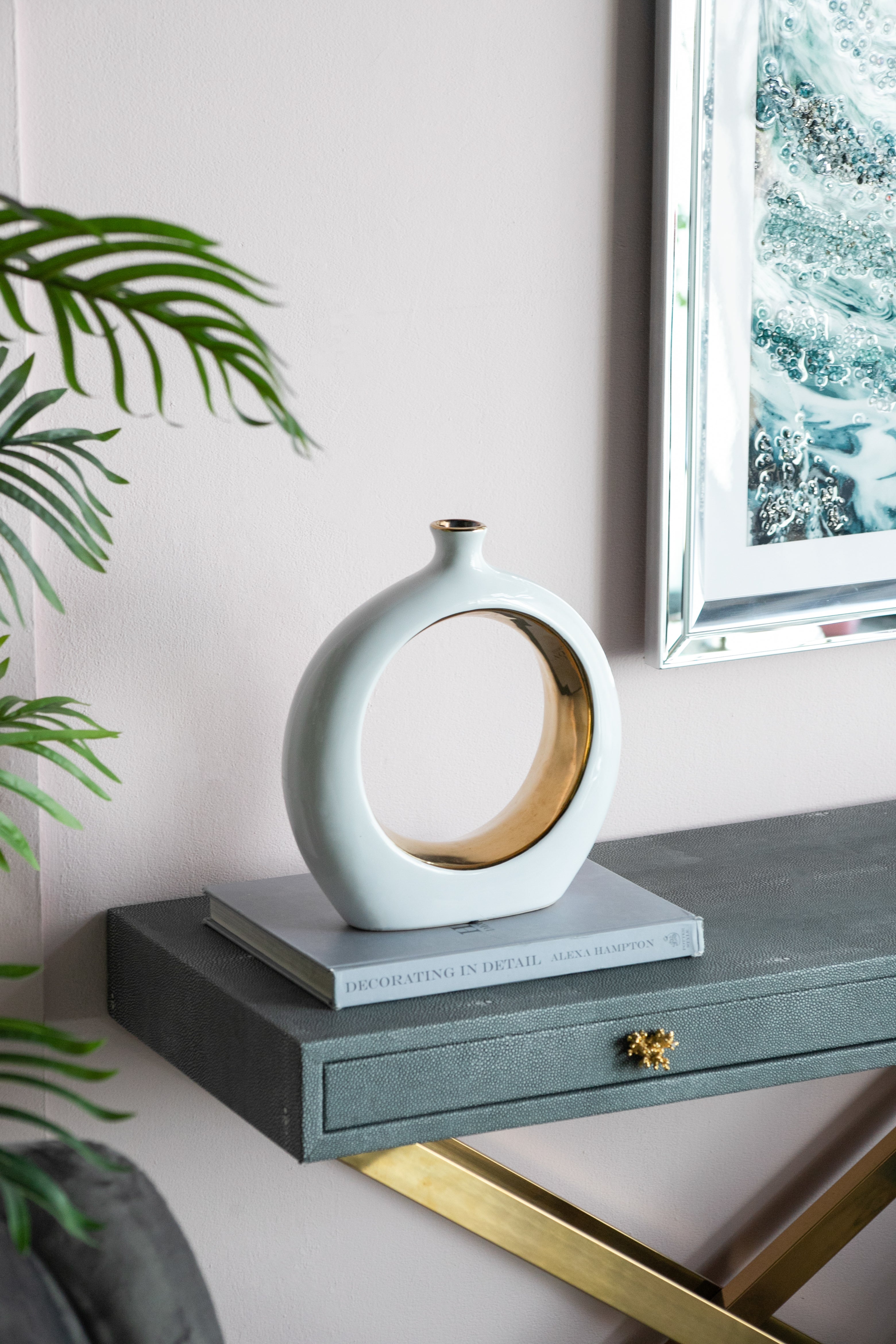 White and Hold Hollow Center Round Vase