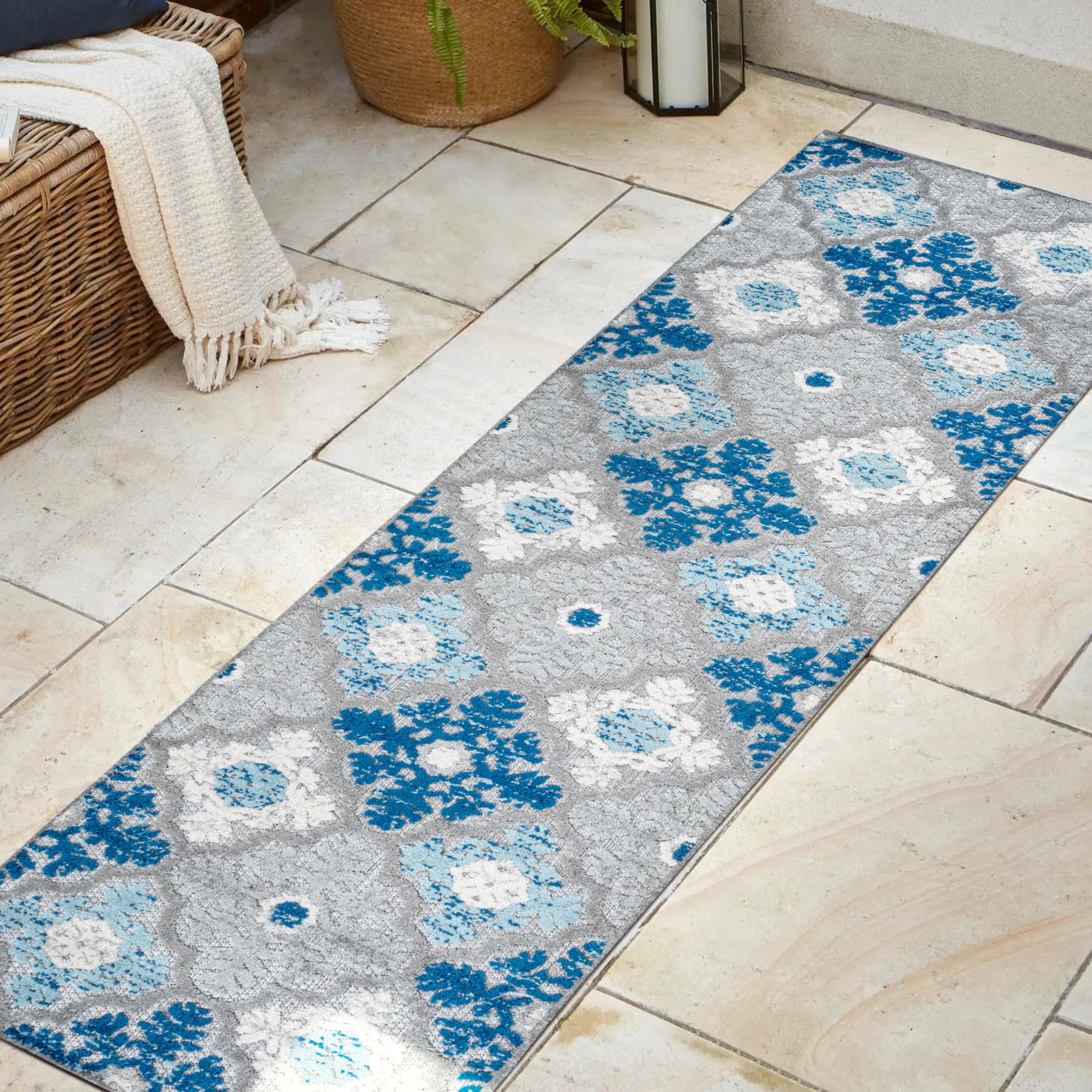 Cassis Ornate Ogee Trellis High-Low Indoor/Outdoor Area Rug