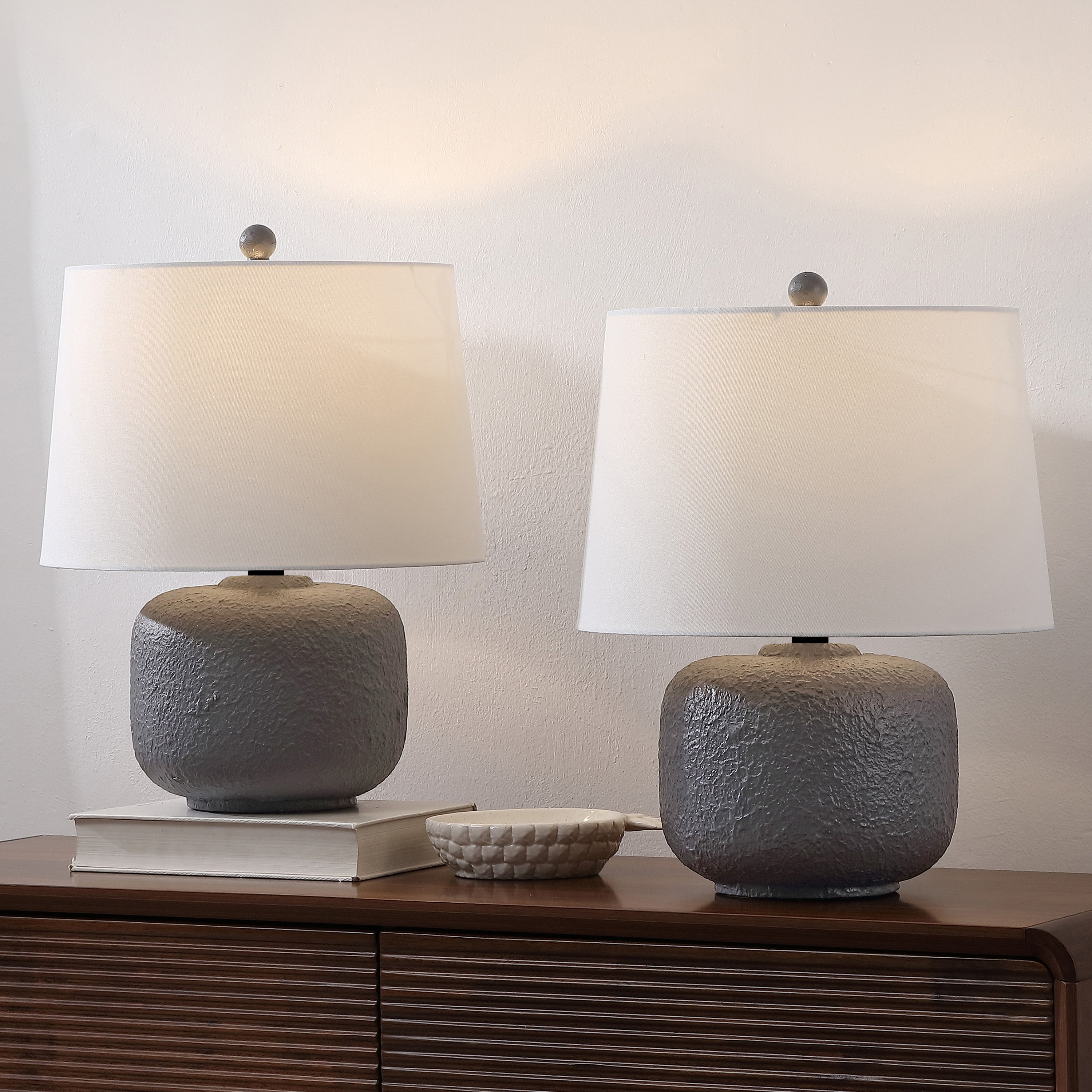 Qualm 20" Coastal Farmhouse Textured Resin/Metal Rounded Barrel LED Table Lamp (Set of 2)