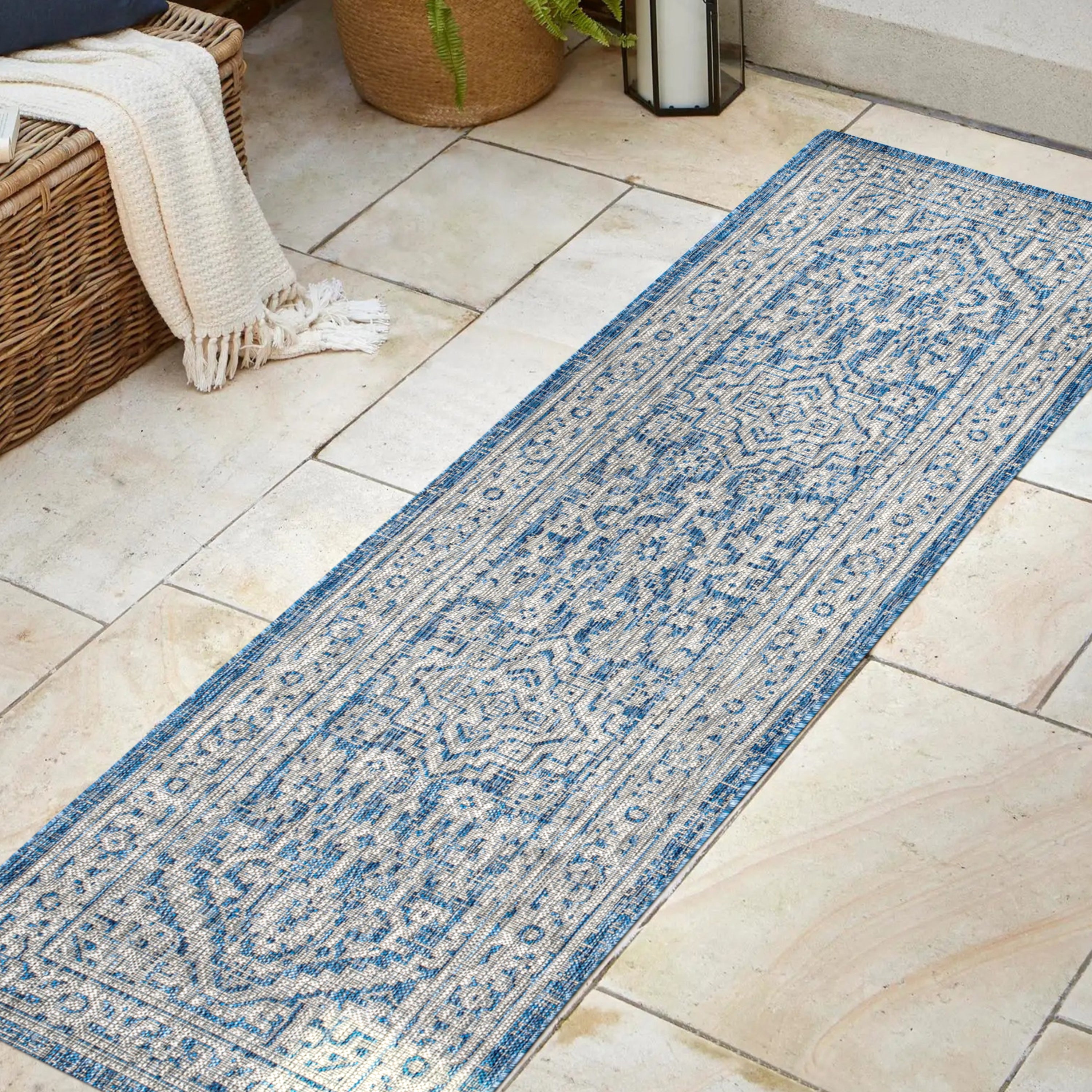 Sinjuri Medallion Textured Weave Indoor/Outdoor Area Rug