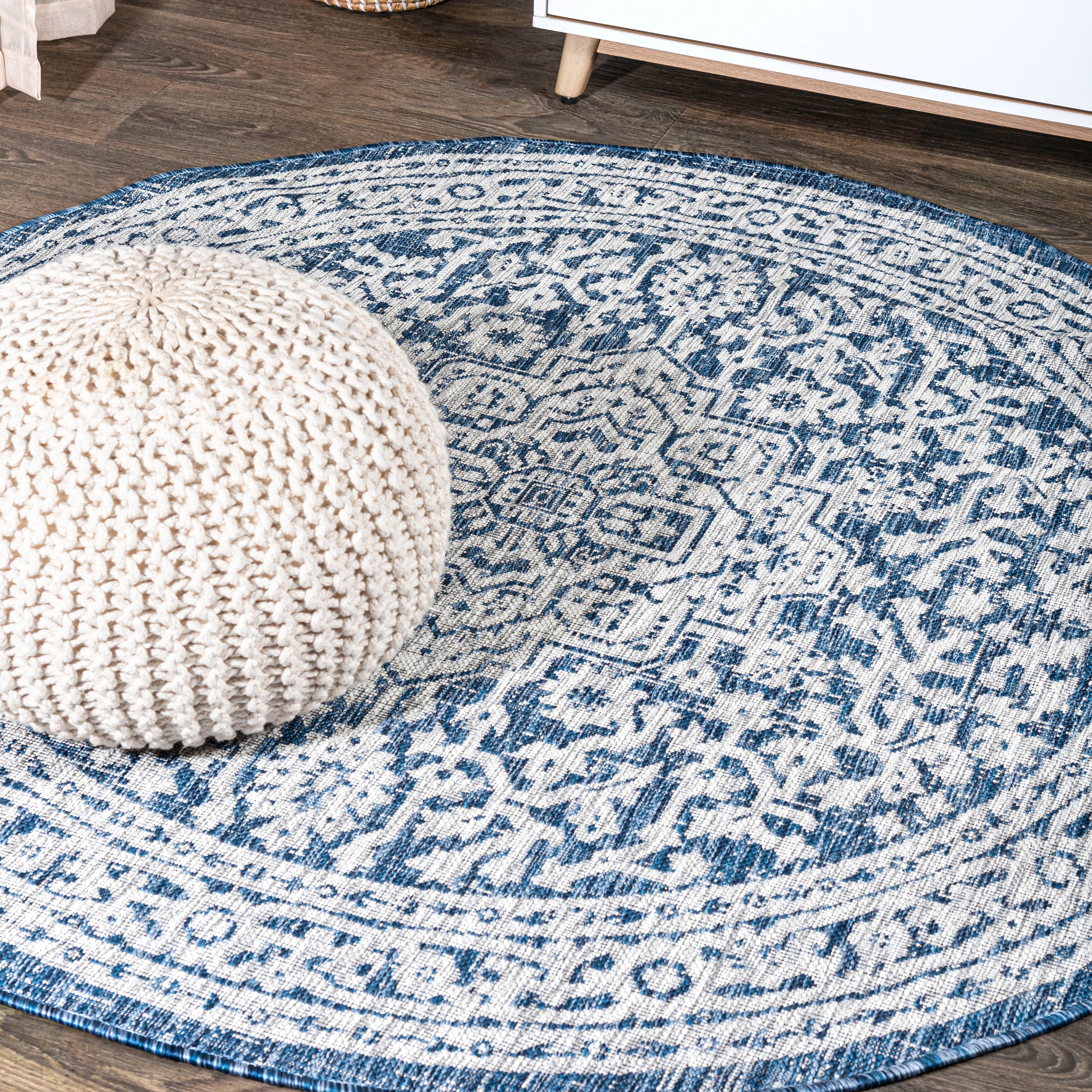 Sinjuri Medallion Textured Weave Indoor/Outdoor Area Rug