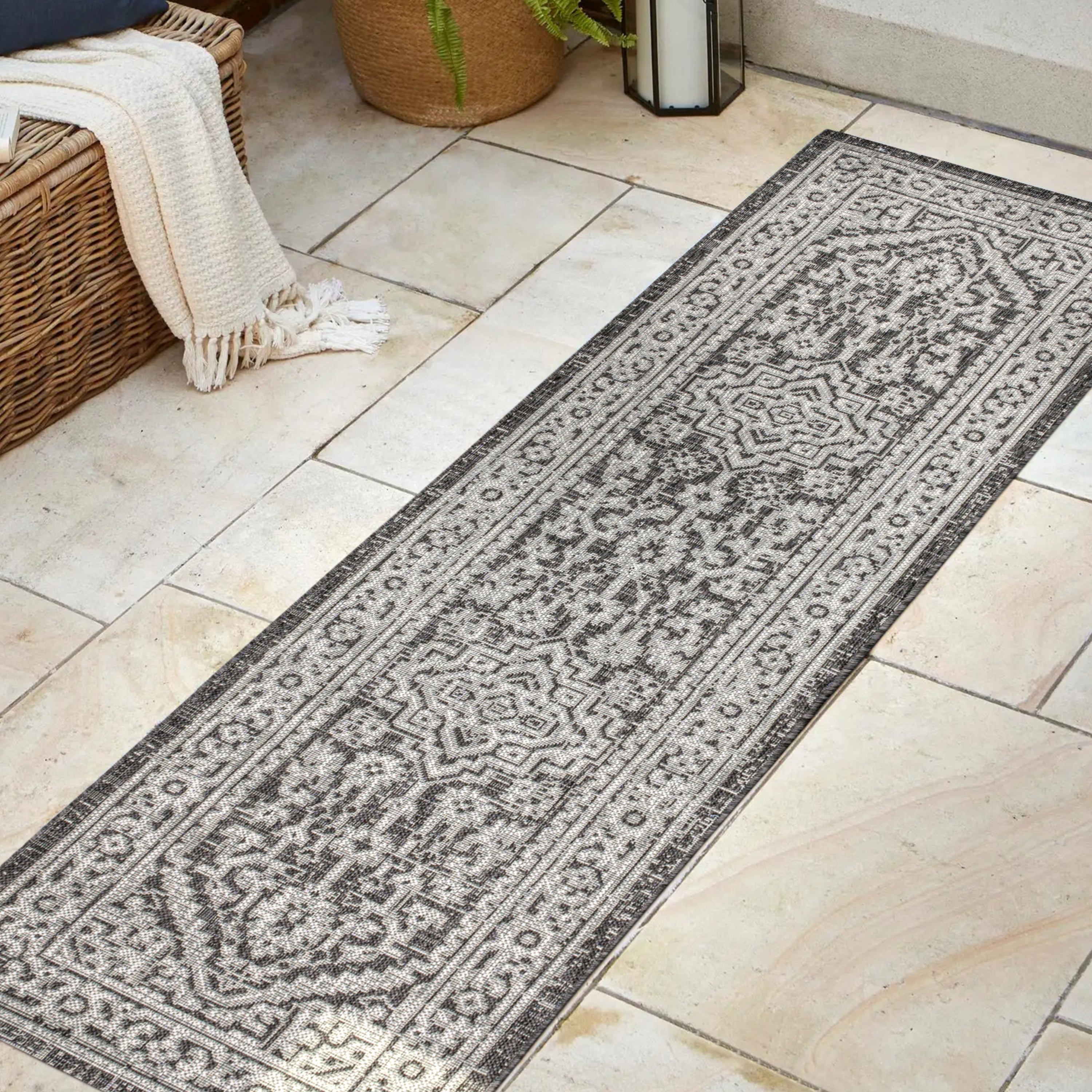 Sinjuri Medallion Textured Weave Indoor/Outdoor Area Rug