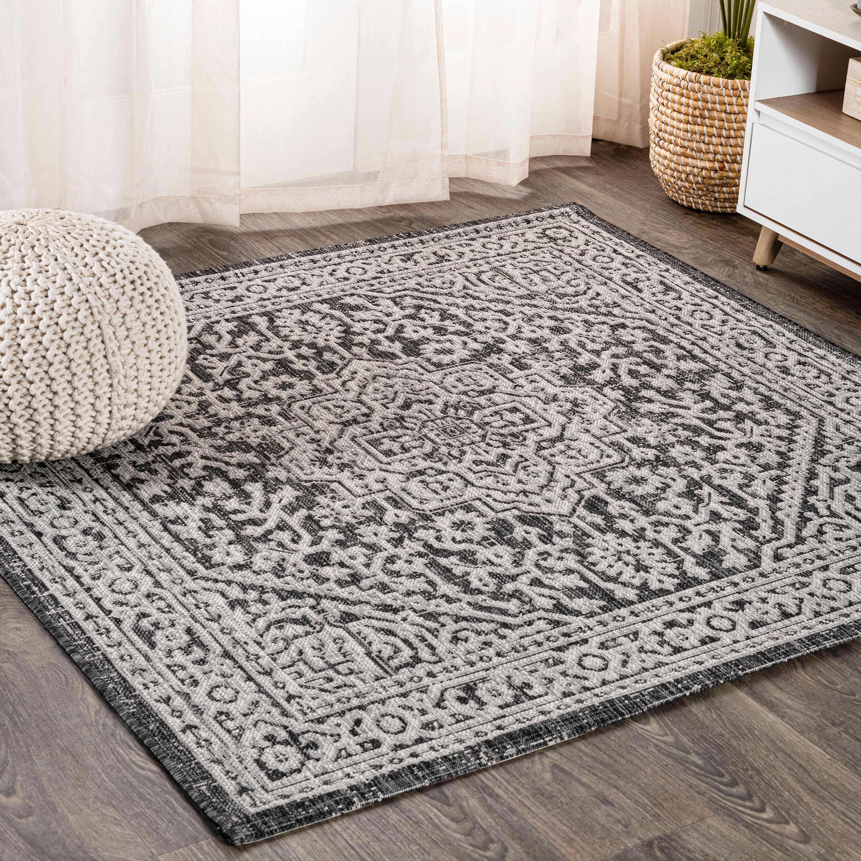 Sinjuri Medallion Textured Weave Indoor/Outdoor Area Rug