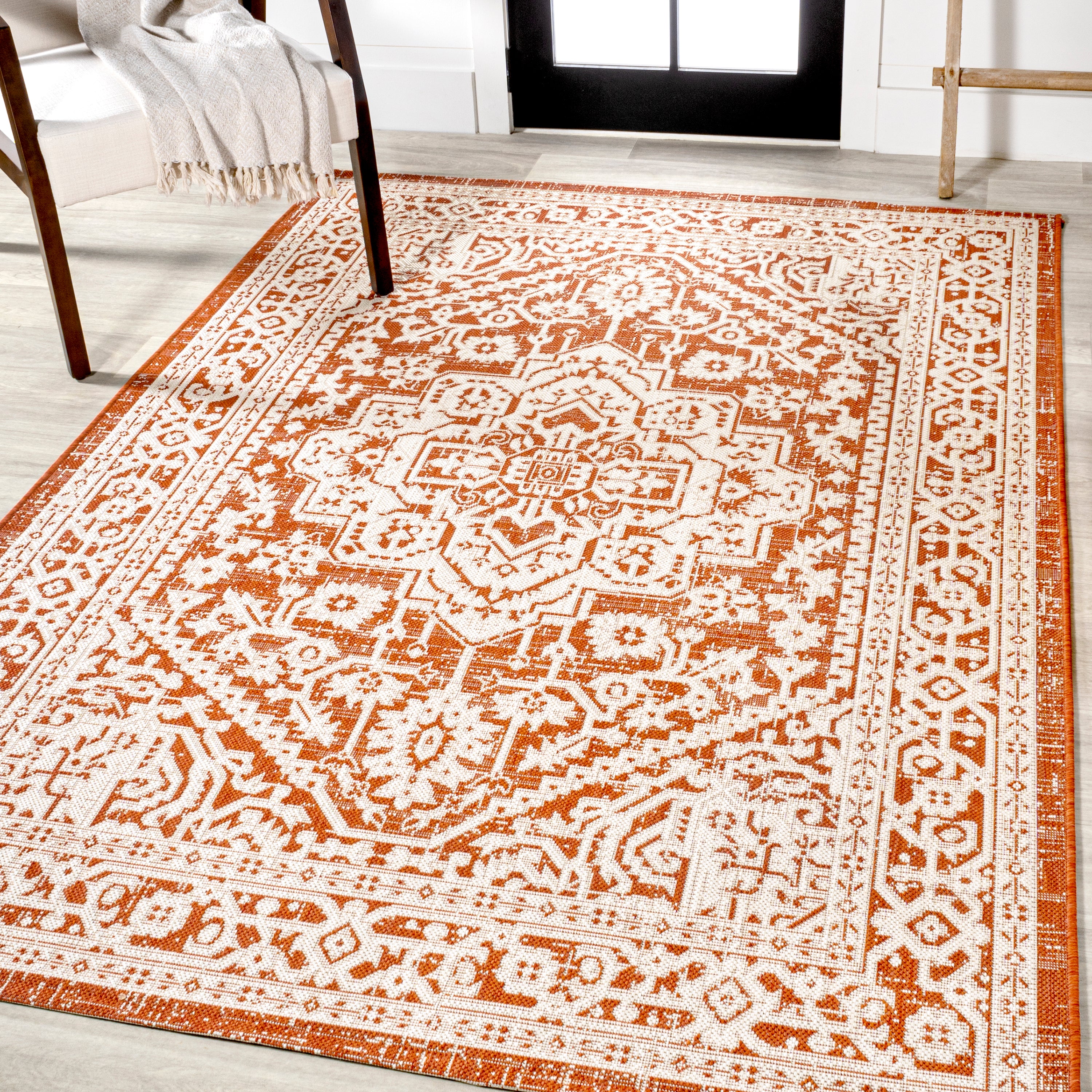 Sinjuri Medallion Textured Weave Indoor/Outdoor Area Rug