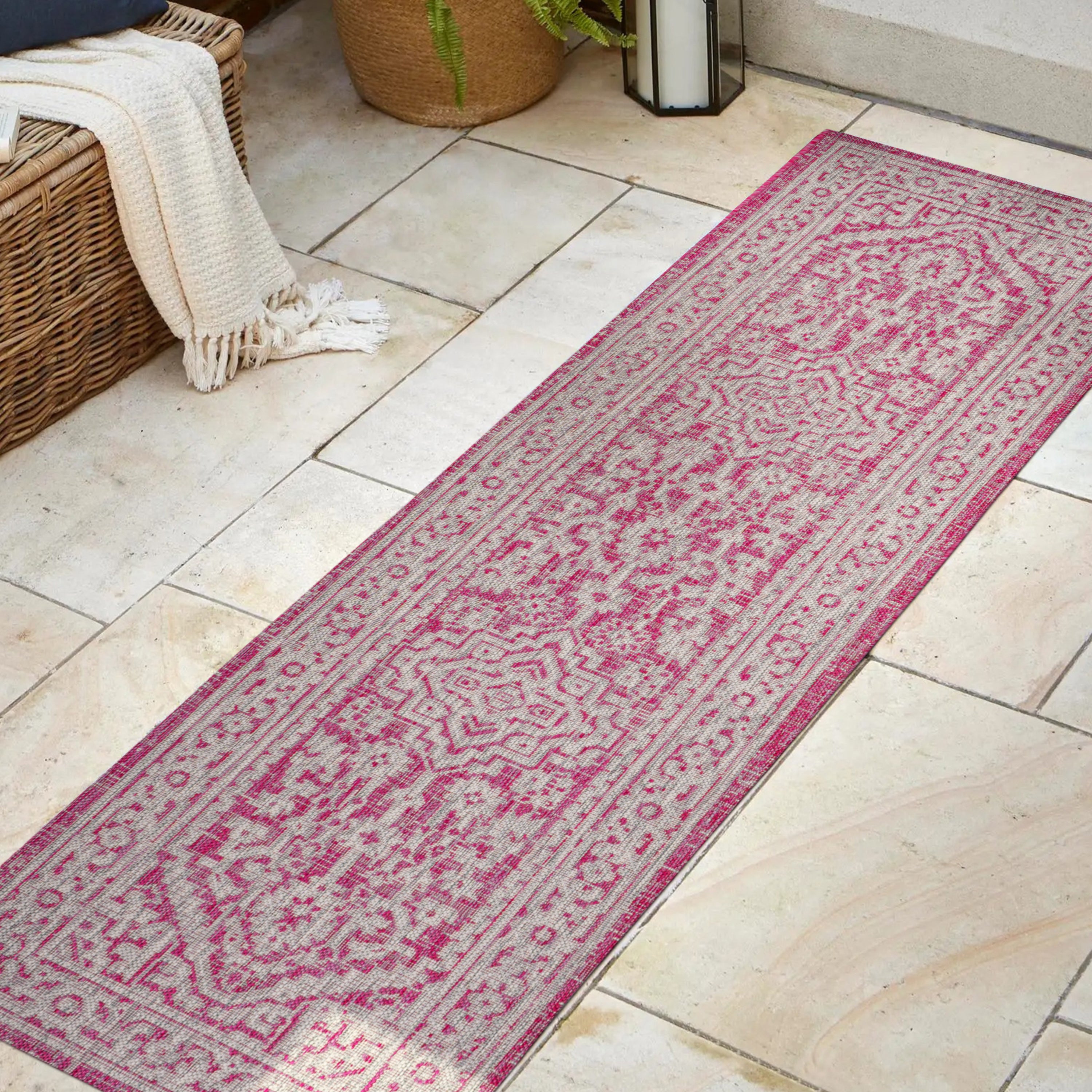 Sinjuri Medallion Textured Weave Indoor/Outdoor Area Rug