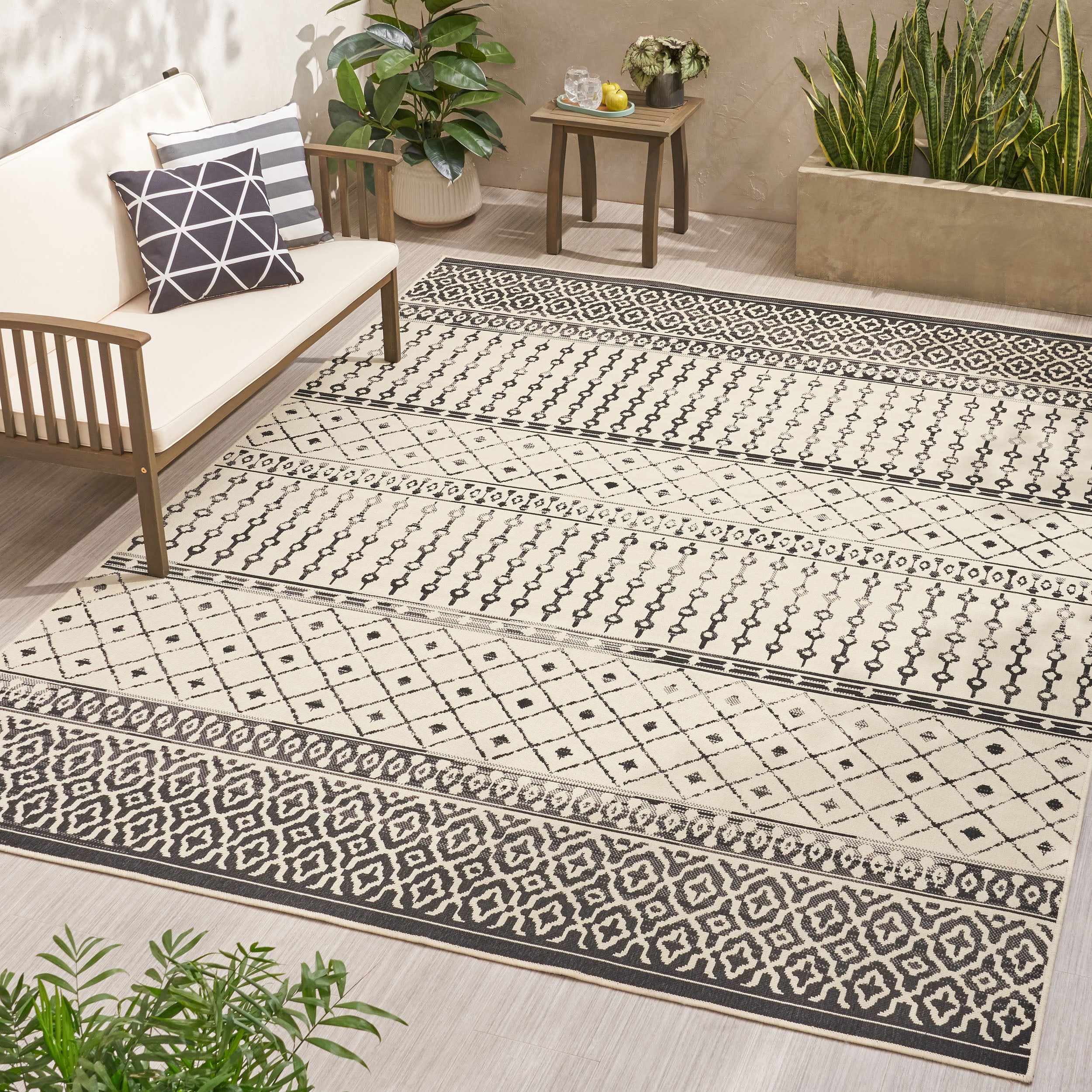 94" Outdoor Polypropylene Rug