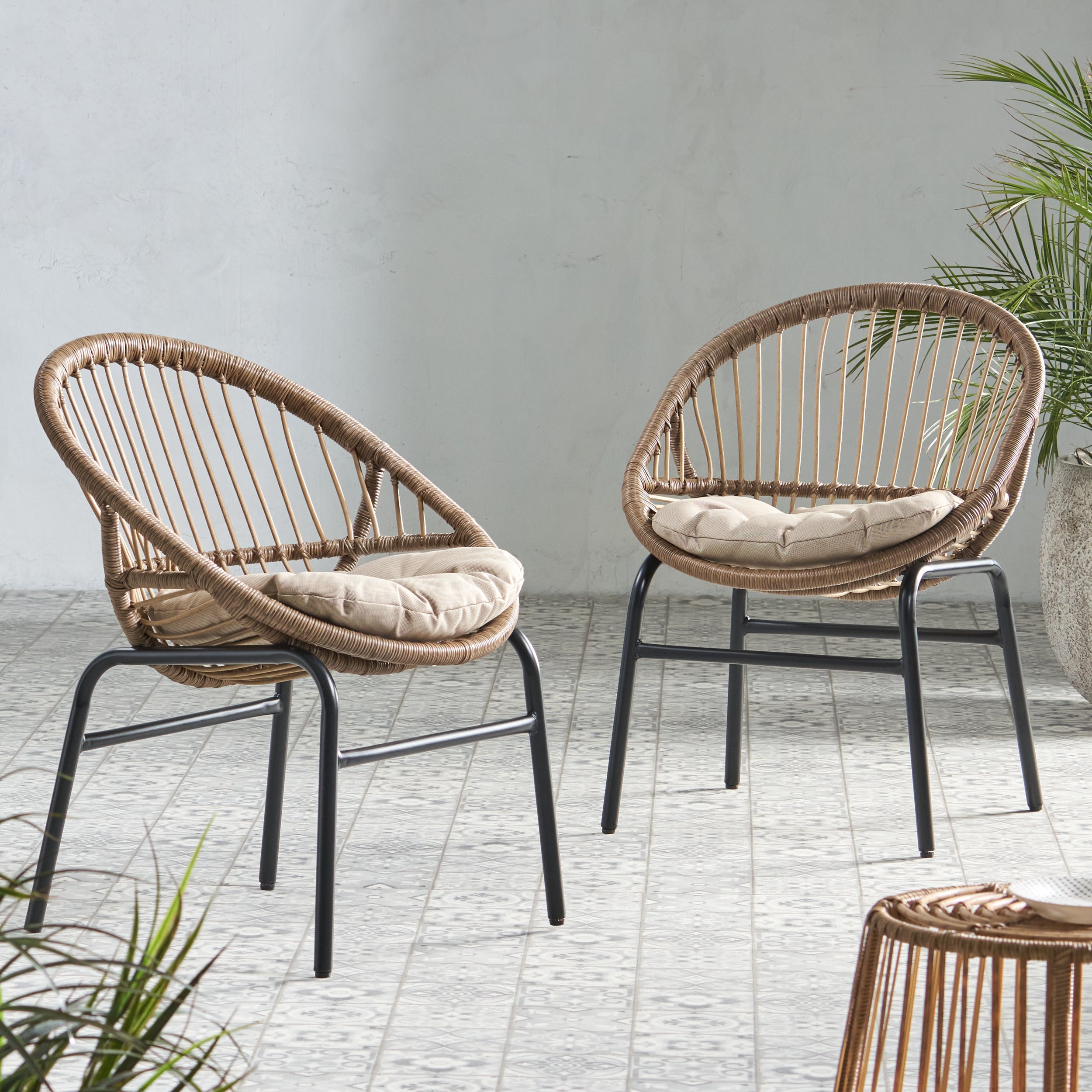Outdoor Accent Chair with Curved Back and Basket Frame, Set of 2
