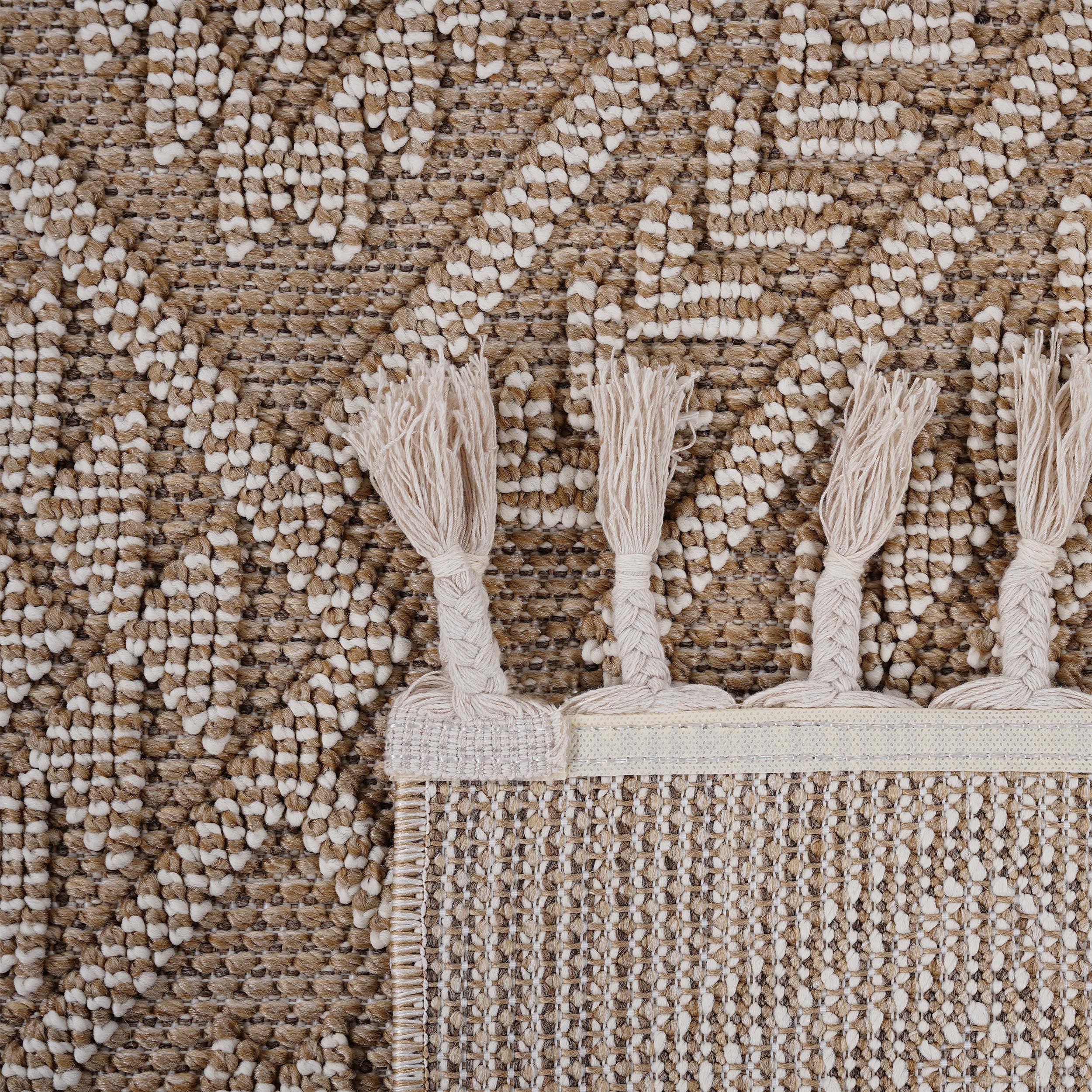 Amplifyy Area Rug with Intricate Geometric Patterns
