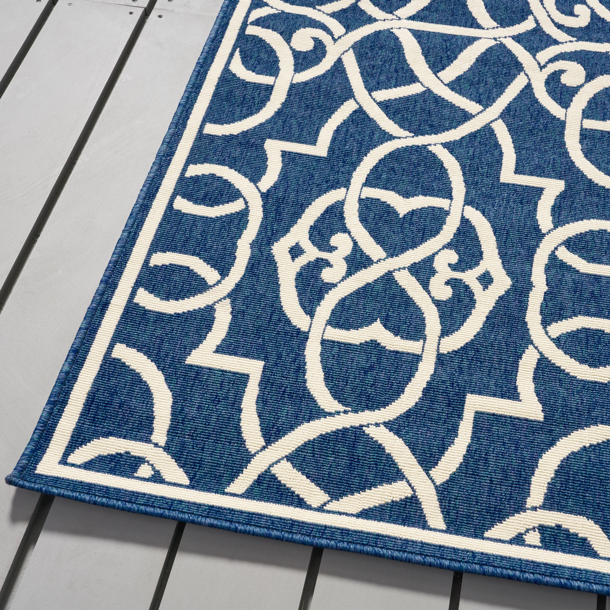 90"x63" Outdoor Rug with Rectangular Shape and Trellis Design