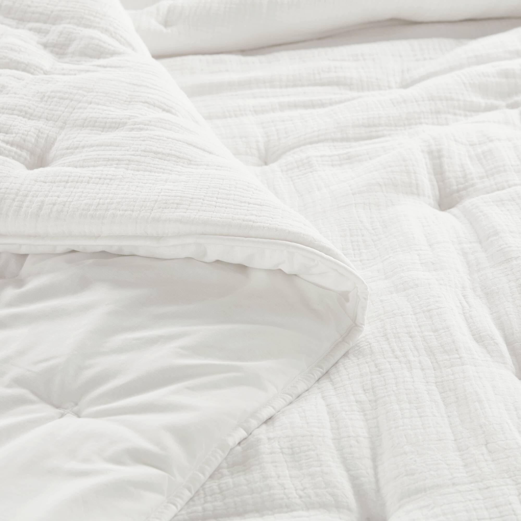 3 Piece Cotton Gauze Embroidered Quilt Set