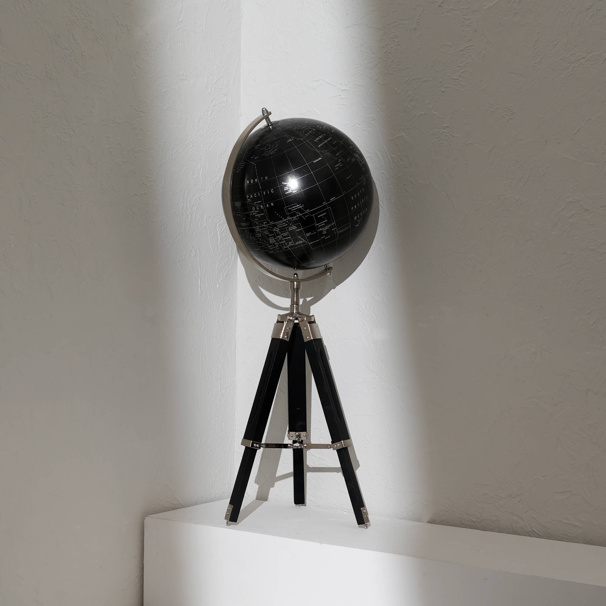 Tabletop Aluminum Electroplated Globe With Stand