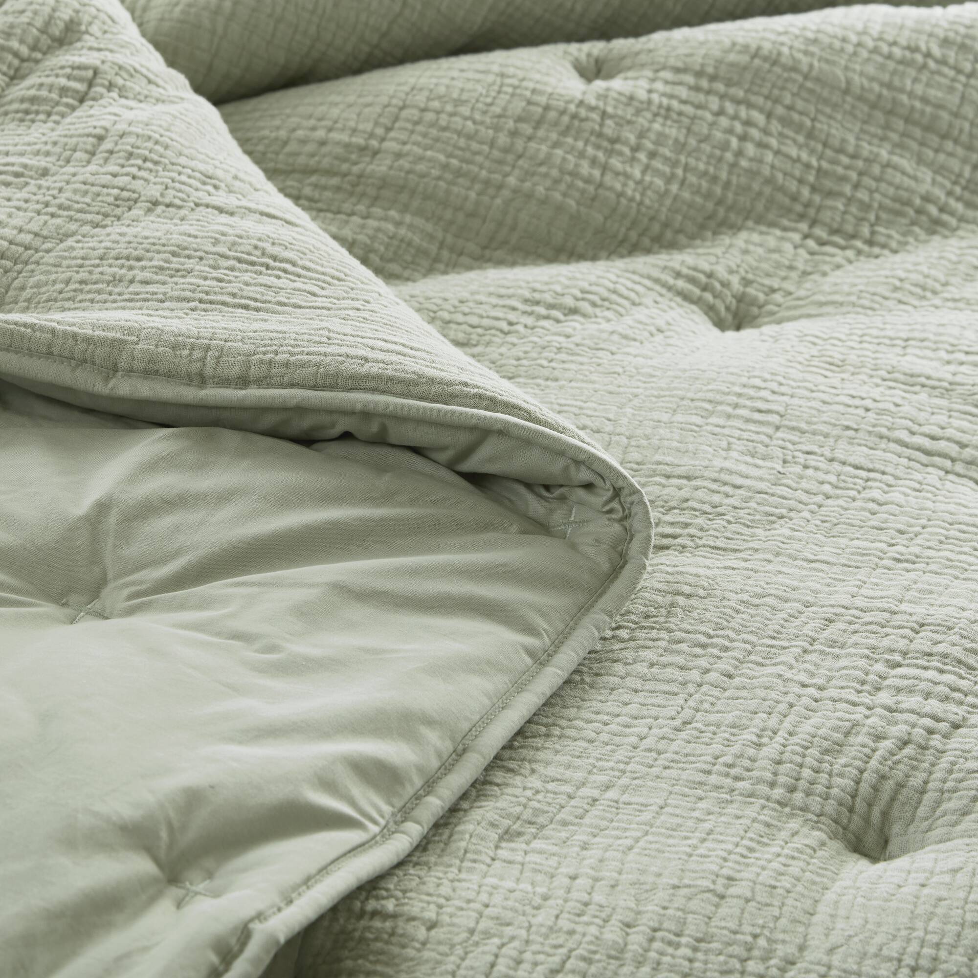 3 Piece Cotton Gauze Embroidered Quilt Set