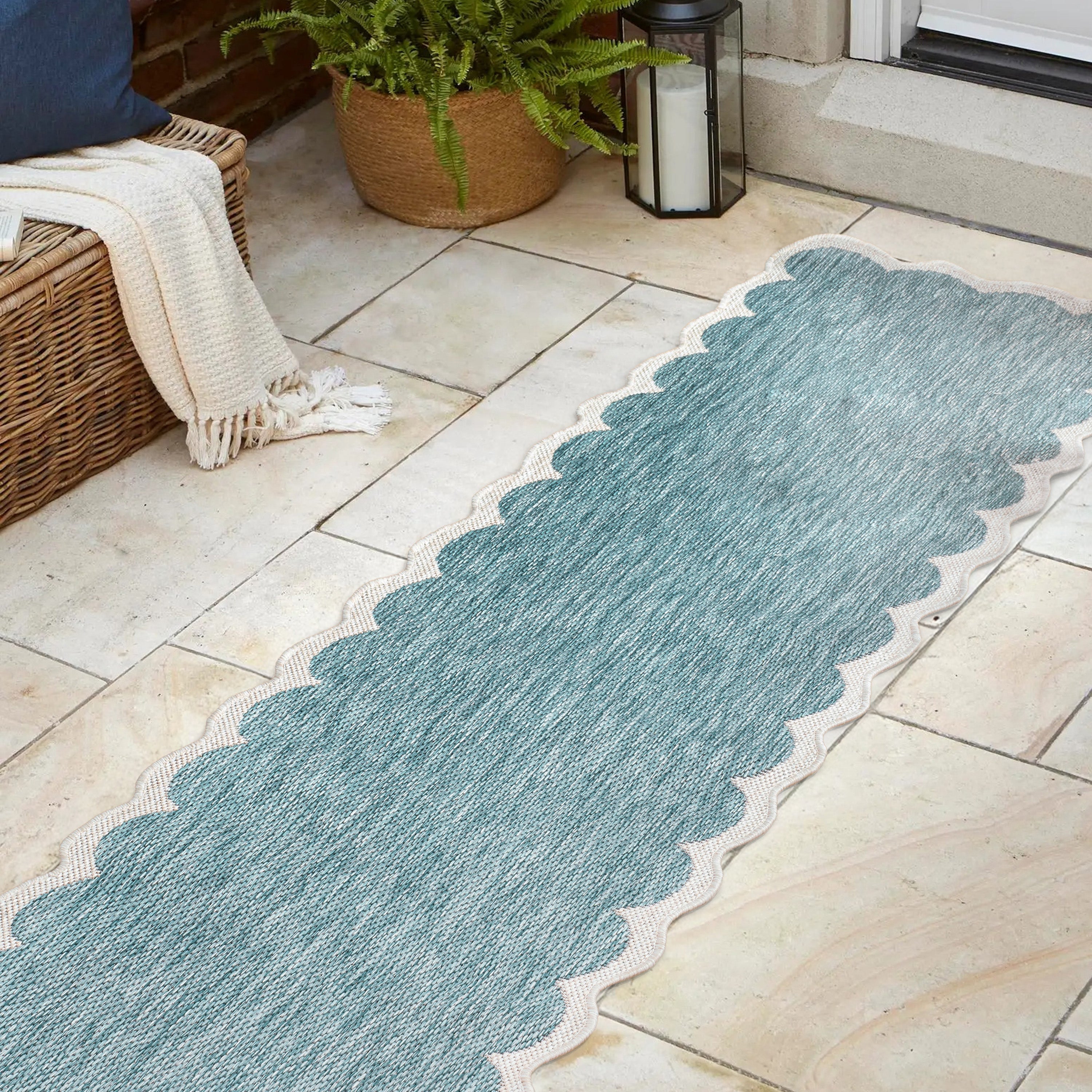 Alice Classic Cottage Two-Tone Scalloped Indoor/Outdoor Shaped Area Rug