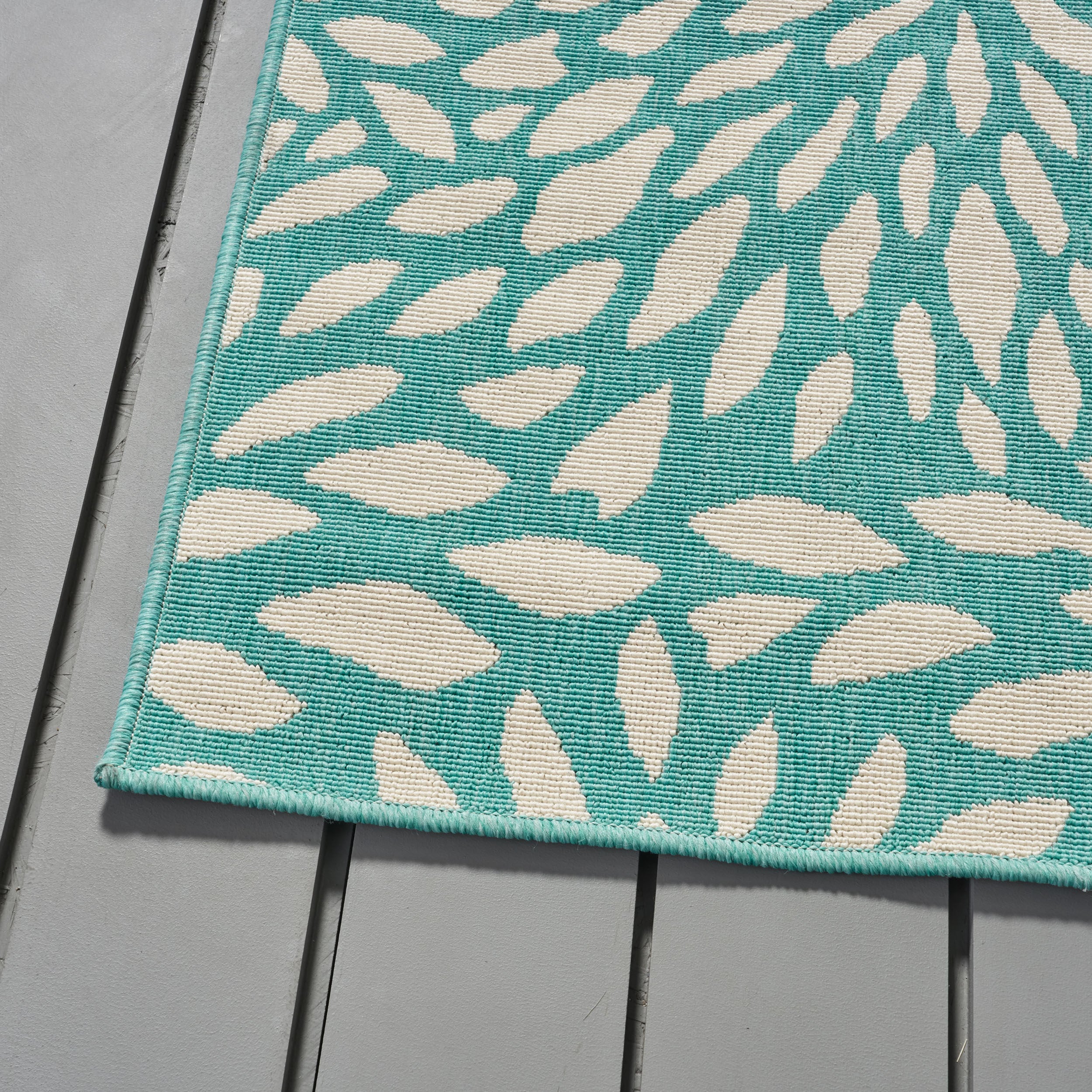 90" x 63" Outdoor Rug with Floral Design and Rectangle Shape