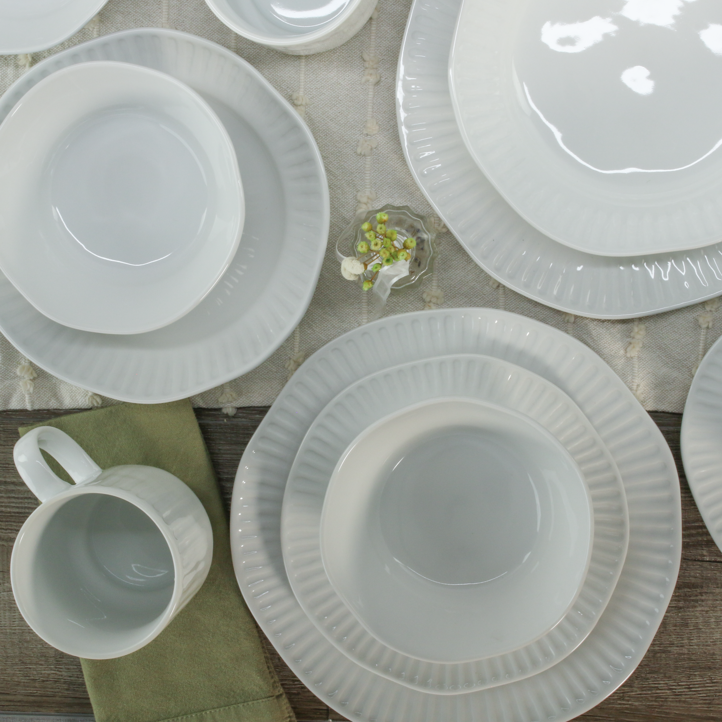 20-Piece Dinnerware Set with Mugs
