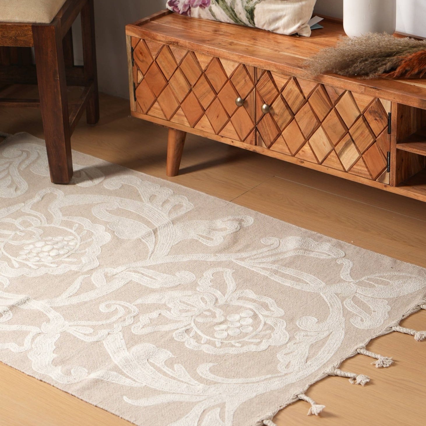 Cotton-Embroidered-Rug-with-Braided-Tassels-Rugs