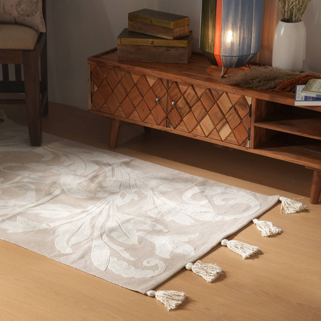 Cotton-Embroidered-Rug-with-Open-Tassels-Rugs